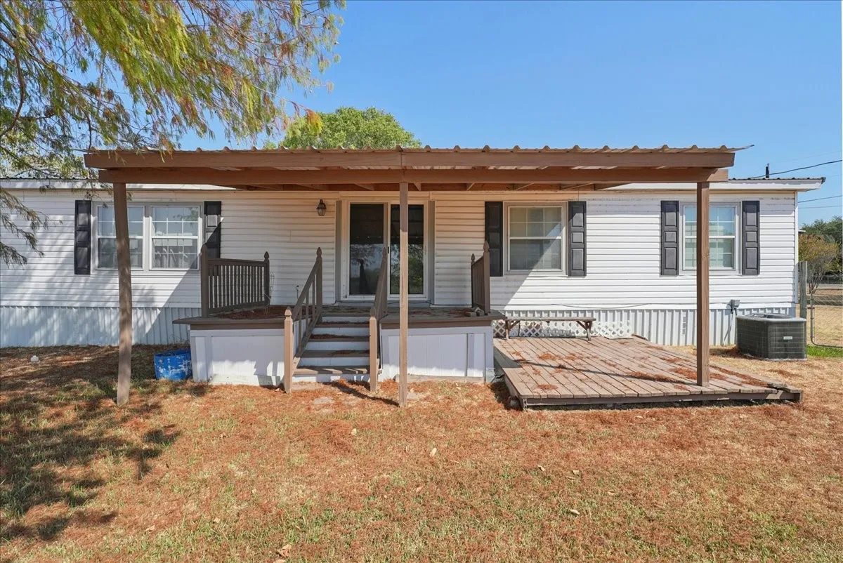 Mobile Home For Sale in Kaufman County , 1453 Joyce Road, Kaufman, Texas 75142, 3 Bedroom, 2 Bathroom, Garage spaces, 1,960 Sqft, built in 1986, mls#21373555, Real Estate Agent in Kaufman, Homes For Sale in Kaufman county, Homes For Sale in Kaufman, Realtor in Kaufman Texas, Real Estate Brokerage Independent Realty Texas, Luminita Cordes Realtor