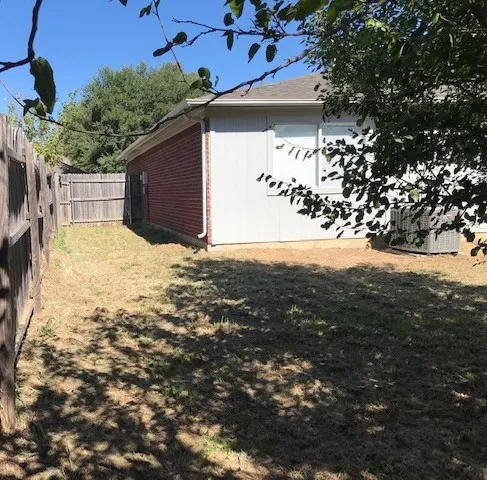 Single Family Residence For Rent in Tarrant County , 1355 Lincolnshire Way, Fort Worth, Texas 76134, 3 Bedroom, 2 Bathroom, 2 Garage spaces, 1,237 Sqft, built in 1993, mls#21371843, Real Estate Agent in Fort Worth, Homes For Rent in Tarrant county, Homes For Rent in Fort Worth, Realtor in Fort Worth Texas, Real Estate Brokerage Independent Realty Texas, Luminita Cordes Realtor