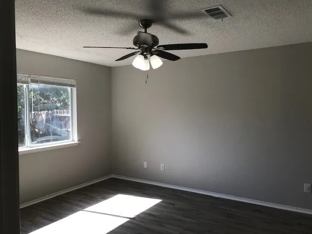 Single Family Residence For Rent in Tarrant County , 1355 Lincolnshire Way, Fort Worth, Texas 76134, 3 Bedroom, 2 Bathroom, 2 Garage spaces, 1,237 Sqft, built in 1993, mls#21371843, Real Estate Agent in Fort Worth, Homes For Rent in Tarrant county, Homes For Rent in Fort Worth, Realtor in Fort Worth Texas, Real Estate Brokerage Independent Realty Texas, Luminita Cordes Realtor