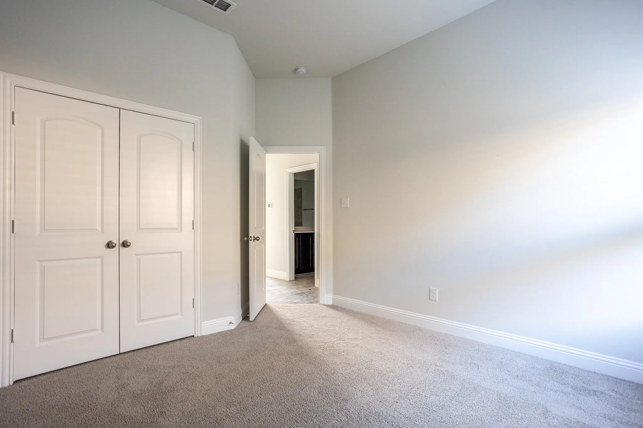 Neutral wall paint with carpet flooring