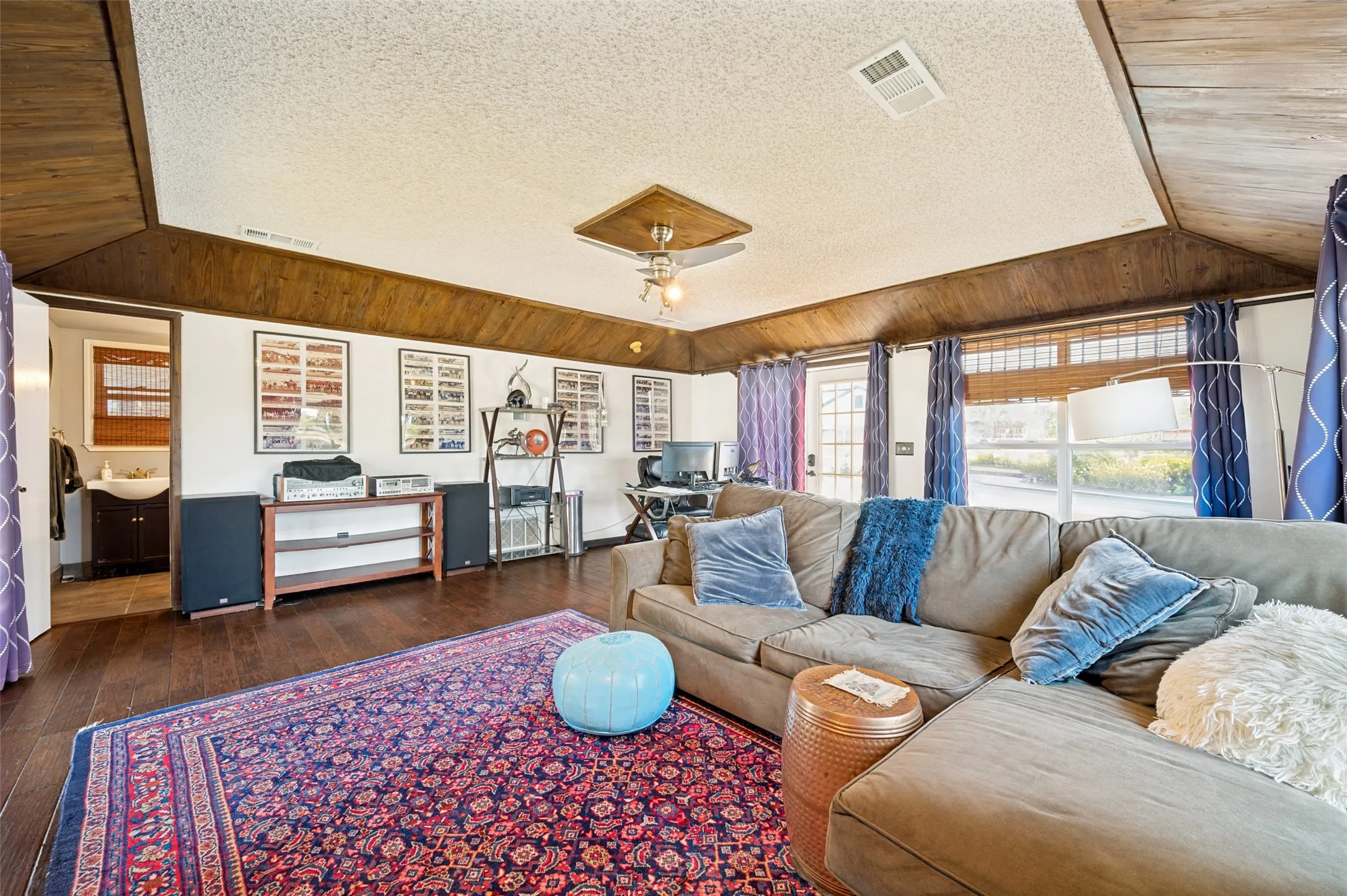 Farm For Sale in Collin County , 6949 Freda Lane, Wylie, Texas 75098, 4 Bedroom, 3 Bathroom, 2 Garage spaces, 2,678 Sqft, built in 1973, mls#21366442, Real Estate Agent in Wylie, Homes For Sale in Collin county, Homes For Sale in Wylie, Realtor in Wylie Texas, Real Estate Brokerage Independent Realty Texas, Luminita Cordes Realtor
