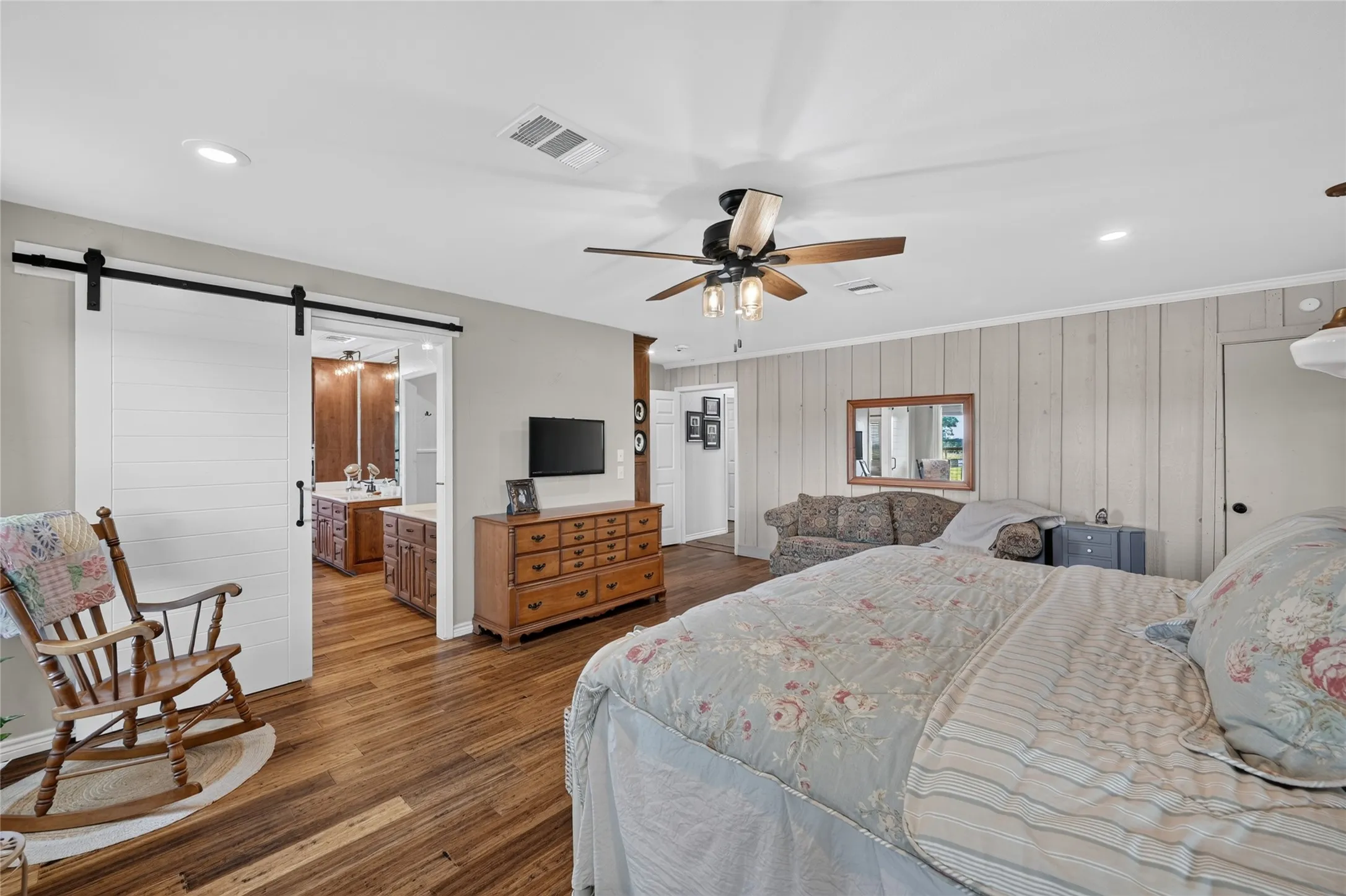 Farm For Sale in Fannin County , 1413 W State Highway 56, Bonham, Texas 75418, 4 Bedroom, 4 Bathroom, 2 Garage spaces, 2,799 Sqft, built in 1972, mls#21369753, Real Estate Agent in Bonham, Homes For Sale in Fannin county, Homes For Sale in Bonham, Realtor in Bonham Texas, Real Estate Brokerage Independent Realty Texas, Luminita Cordes Realtor