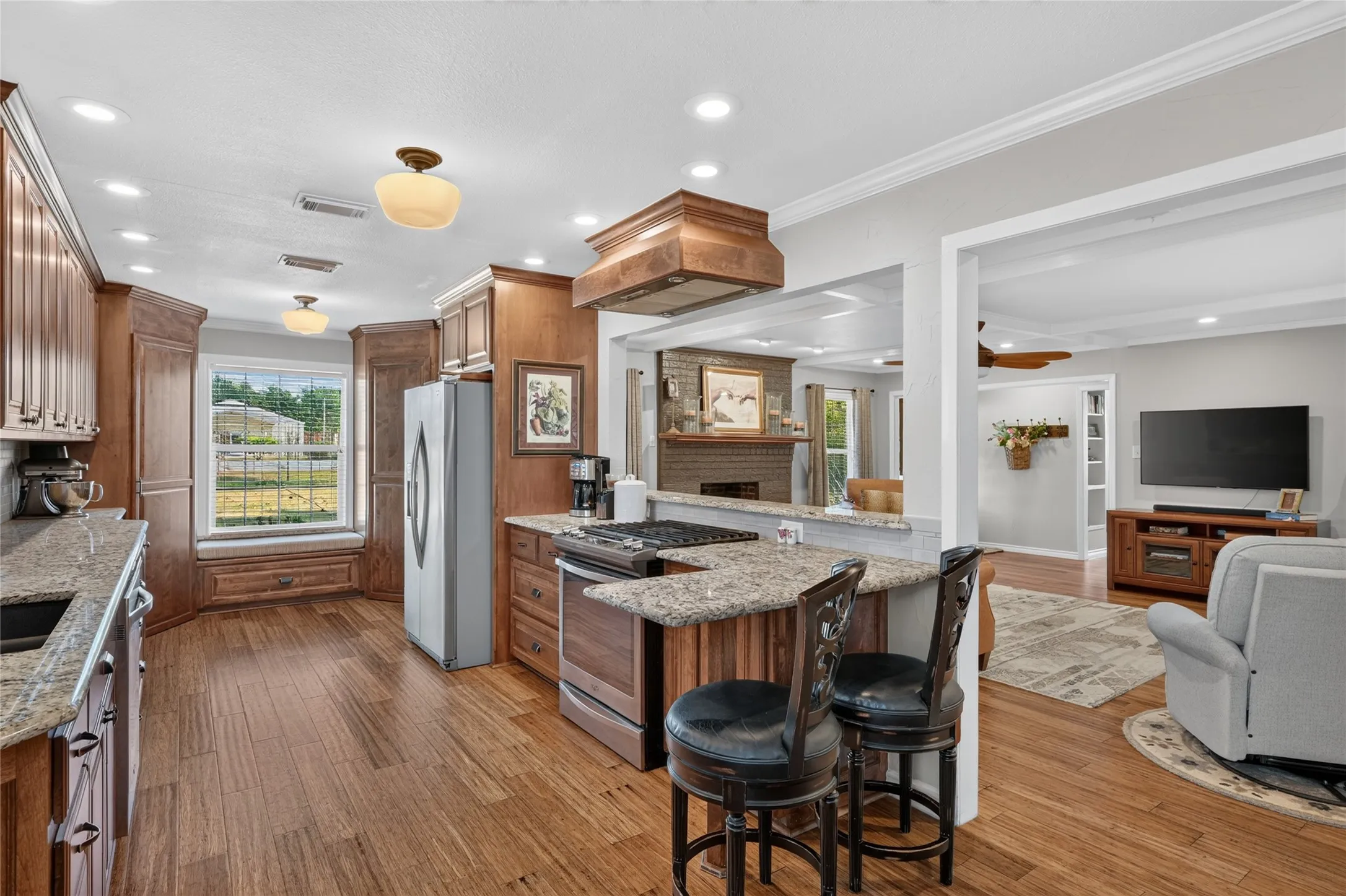 Farm For Sale in Fannin County , 1413 W State Highway 56, Bonham, Texas 75418, 4 Bedroom, 4 Bathroom, 2 Garage spaces, 2,799 Sqft, built in 1972, mls#21369753, Real Estate Agent in Bonham, Homes For Sale in Fannin county, Homes For Sale in Bonham, Realtor in Bonham Texas, Real Estate Brokerage Independent Realty Texas, Luminita Cordes Realtor