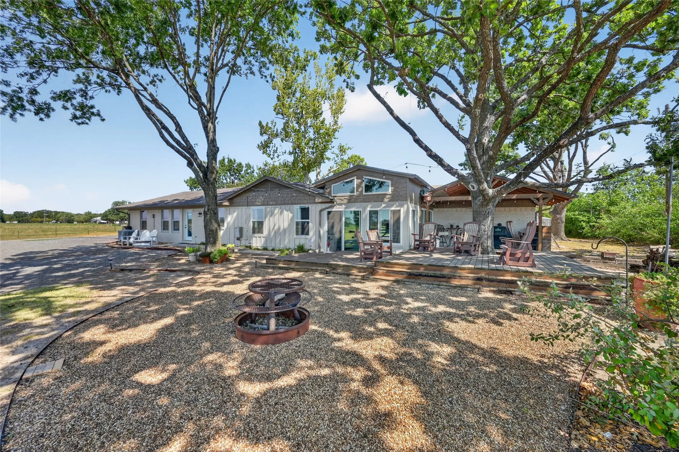 Farm For Sale in Fannin County , 1413 W State Highway 56, Bonham, Texas 75418, 4 Bedroom, 4 Bathroom, 2 Garage spaces, 2,799 Sqft, built in 1972, mls#21369753, Real Estate Agent in Bonham, Homes For Sale in Fannin county, Homes For Sale in Bonham, Realtor in Bonham Texas, Real Estate Brokerage Independent Realty Texas, Luminita Cordes Realtor