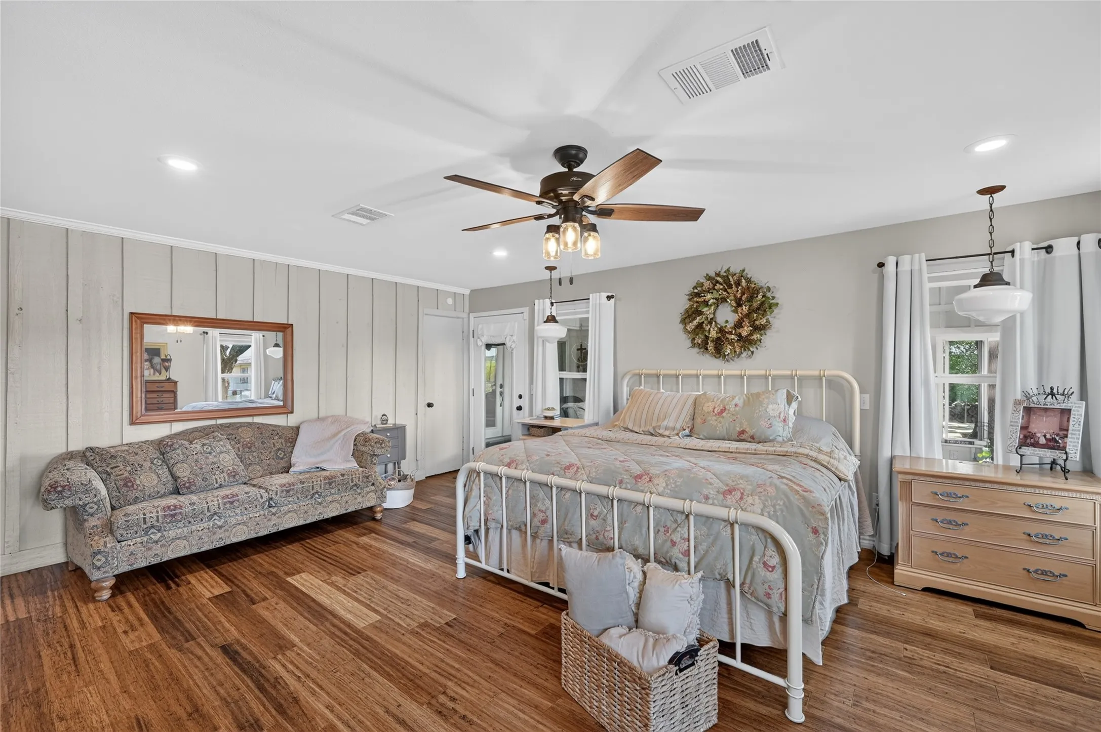 Farm For Sale in Fannin County , 1413 W State Highway 56, Bonham, Texas 75418, 4 Bedroom, 4 Bathroom, 2 Garage spaces, 2,799 Sqft, built in 1972, mls#21369753, Real Estate Agent in Bonham, Homes For Sale in Fannin county, Homes For Sale in Bonham, Realtor in Bonham Texas, Real Estate Brokerage Independent Realty Texas, Luminita Cordes Realtor