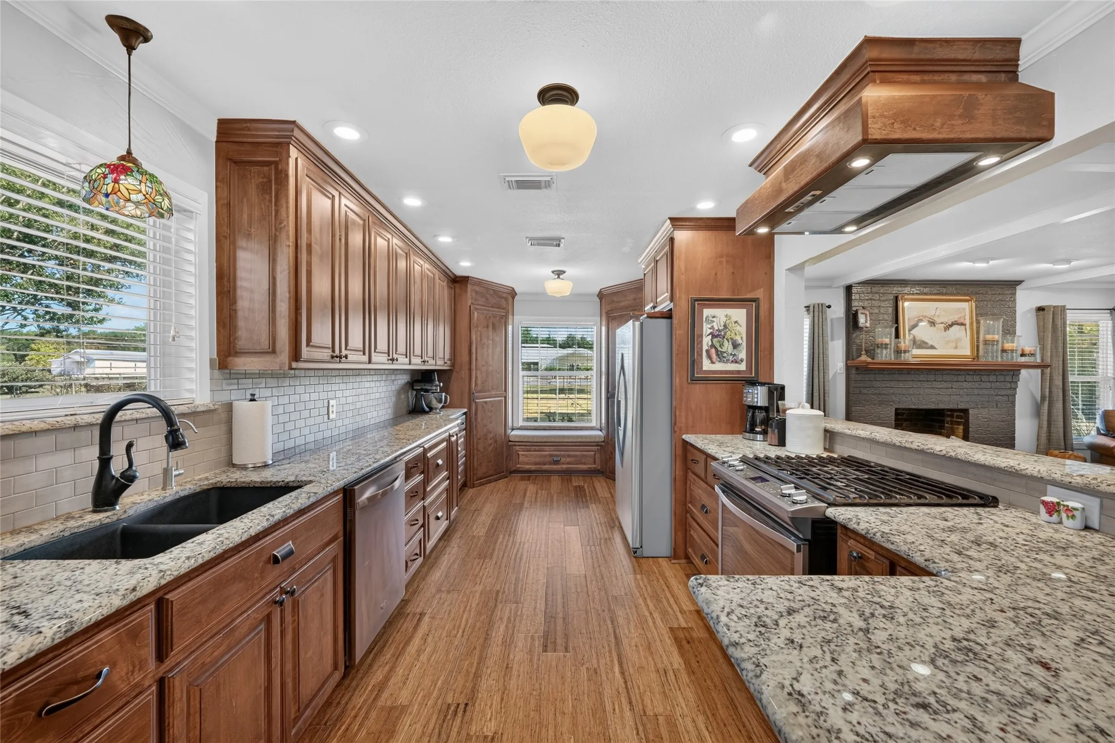Farm For Sale in Fannin County , 1413 W State Highway 56, Bonham, Texas 75418, 4 Bedroom, 4 Bathroom, 2 Garage spaces, 2,799 Sqft, built in 1972, mls#21369753, Real Estate Agent in Bonham, Homes For Sale in Fannin county, Homes For Sale in Bonham, Realtor in Bonham Texas, Real Estate Brokerage Independent Realty Texas, Luminita Cordes Realtor
