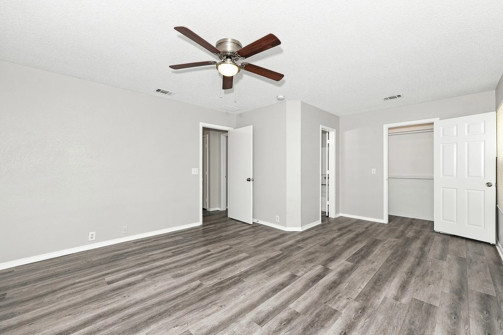 Single Family Residence For Rent in Dallas County , 846 Trinity Lane, Dallas, Texas 75241, 3 Bedroom, 3 Bathroom, 1 Garage spaces, 1,656 Sqft, built in 2004, mls#21373584, Real Estate Agent in Dallas, Homes For Rent in Dallas county, Homes For Rent in Dallas, Realtor in Dallas Texas, Real Estate Brokerage Independent Realty Texas, Luminita Cordes Realtor