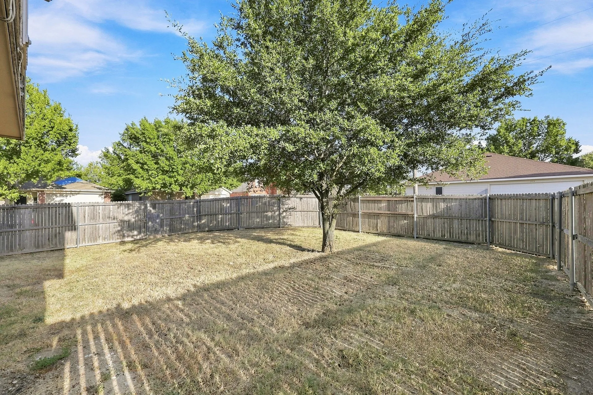 Single Family Residence For Rent in Dallas County , 846 Trinity Lane, Dallas, Texas 75241, 3 Bedroom, 3 Bathroom, 1 Garage spaces, 1,656 Sqft, built in 2004, mls#21373584, Real Estate Agent in Dallas, Homes For Rent in Dallas county, Homes For Rent in Dallas, Realtor in Dallas Texas, Real Estate Brokerage Independent Realty Texas, Luminita Cordes Realtor