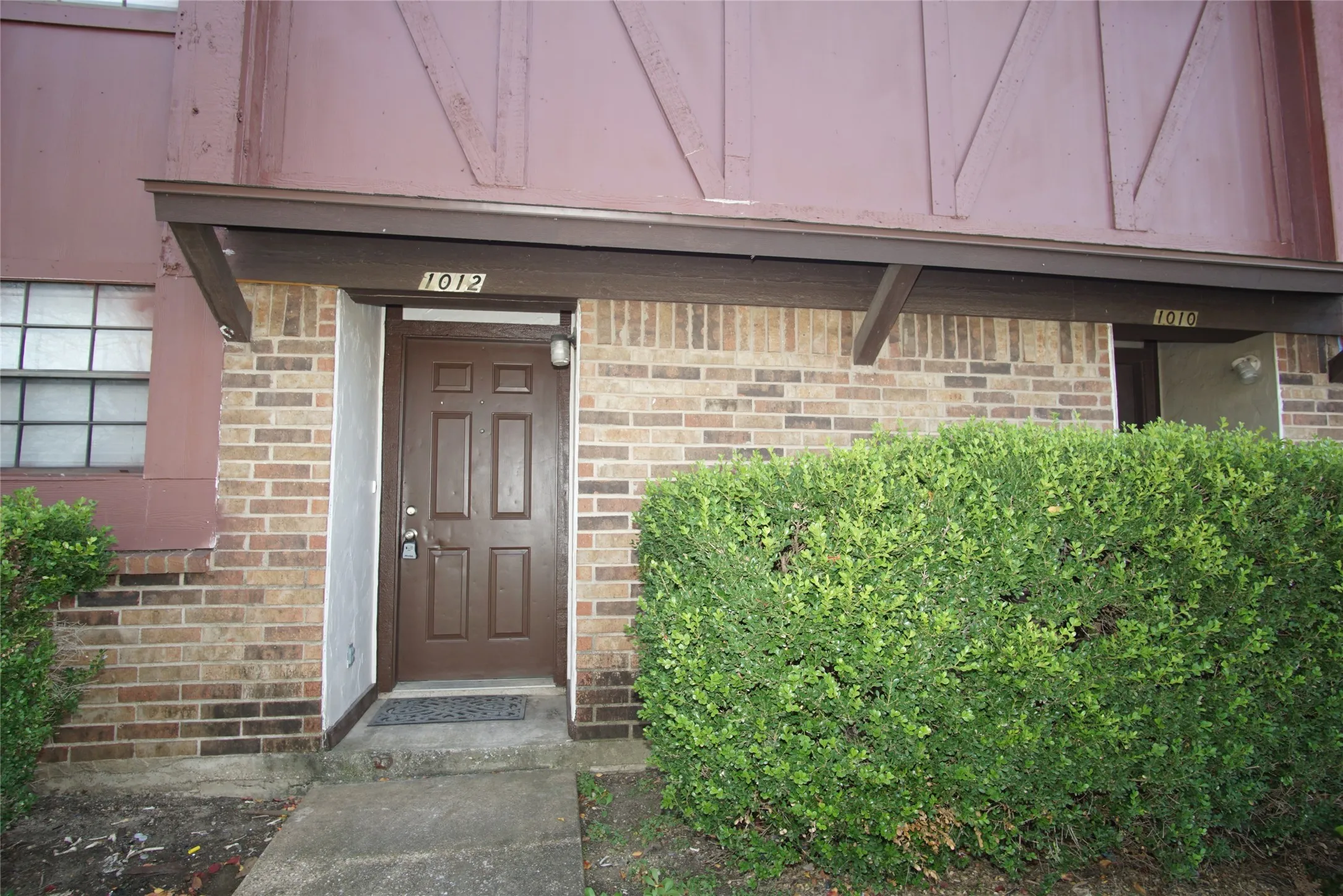 Quadruplex For Rent in Tarrant County , 1008 Southmoor Drive 1012, Arlington, Texas 76010, 2 Bedroom, 2 Bathroom, Garage spaces, 1,052 Sqft, built in 1983, mls#21373586, Real Estate Agent in Arlington, Homes For Rent in Tarrant county, Homes For Rent in Arlington, Realtor in Arlington Texas, Real Estate Brokerage Independent Realty Texas, Luminita Cordes Realtor