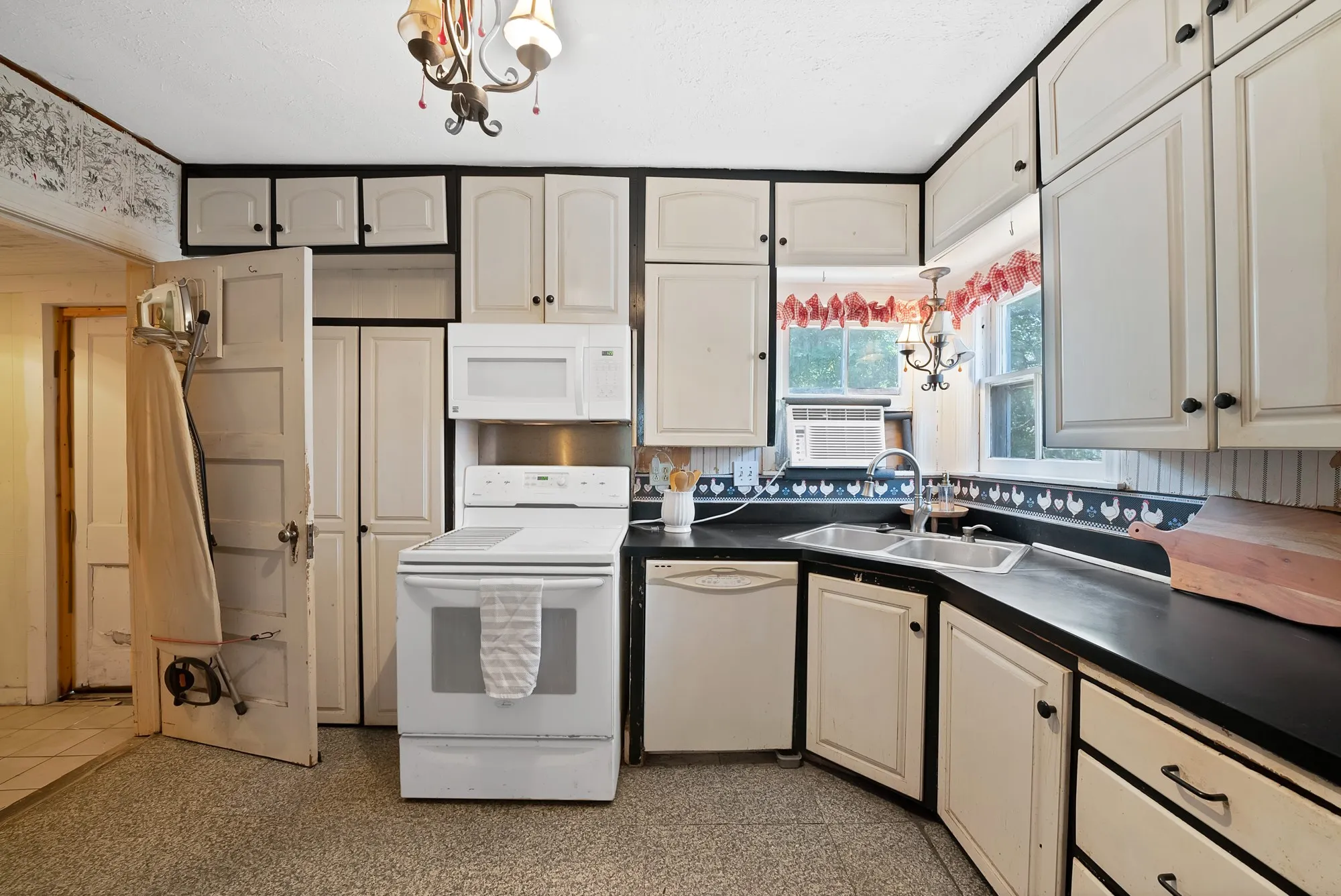 Single Family Residence For Sale in Tarrant County , 515 Frontier Street, River Oaks, Texas 76114, 2 Bedroom, 1 Bathroom, Garage spaces, 1,276 Sqft, built in 1941, mls#21373573, Real Estate Agent in River Oaks, Homes For Sale in Tarrant county, Homes For Sale in River Oaks, Realtor in River Oaks Texas, Real Estate Brokerage Independent Realty Texas, Luminita Cordes Realtor