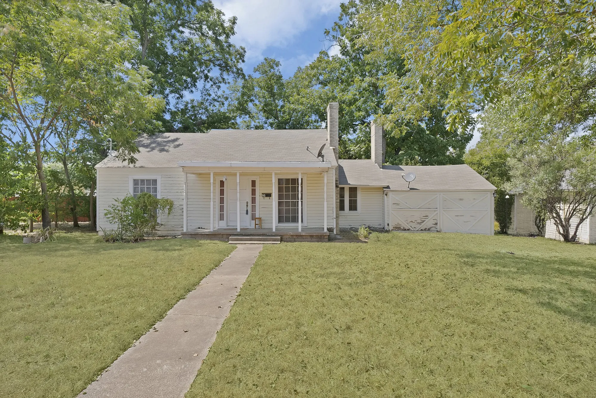 Single Family Residence For Sale in Tarrant County , 515 Frontier Street, River Oaks, Texas 76114, 2 Bedroom, 1 Bathroom, Garage spaces, 1,276 Sqft, built in 1941, mls#21373573, Real Estate Agent in River Oaks, Homes For Sale in Tarrant county, Homes For Sale in River Oaks, Realtor in River Oaks Texas, Real Estate Brokerage Independent Realty Texas, Luminita Cordes Realtor