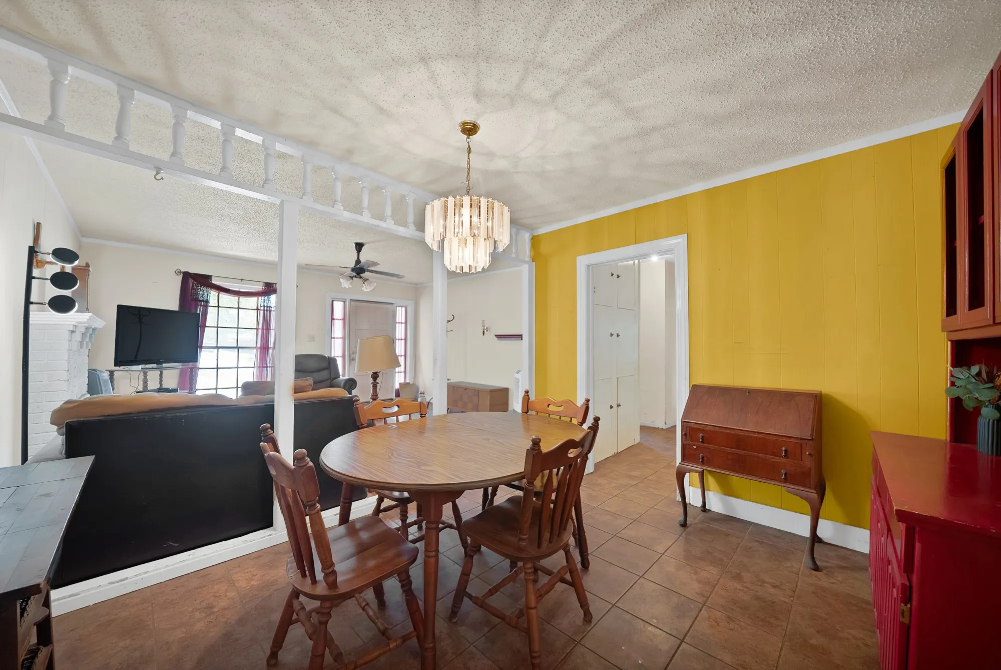 Single Family Residence For Sale in Tarrant County , 515 Frontier Street, River Oaks, Texas 76114, 2 Bedroom, 1 Bathroom, Garage spaces, 1,276 Sqft, built in 1941, mls#21373573, Real Estate Agent in River Oaks, Homes For Sale in Tarrant county, Homes For Sale in River Oaks, Realtor in River Oaks Texas, Real Estate Brokerage Independent Realty Texas, Luminita Cordes Realtor