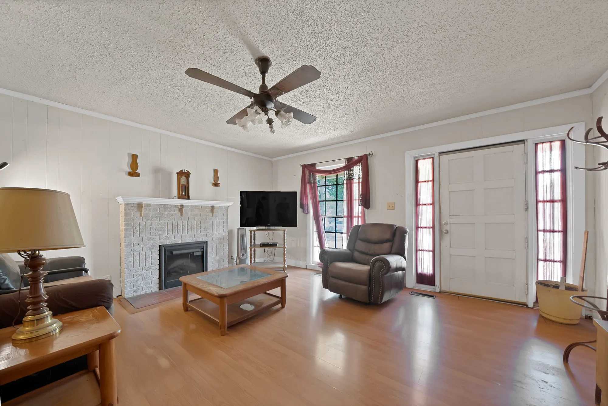 Single Family Residence For Sale in Tarrant County , 515 Frontier Street, River Oaks, Texas 76114, 2 Bedroom, 1 Bathroom, Garage spaces, 1,276 Sqft, built in 1941, mls#21373573, Real Estate Agent in River Oaks, Homes For Sale in Tarrant county, Homes For Sale in River Oaks, Realtor in River Oaks Texas, Real Estate Brokerage Independent Realty Texas, Luminita Cordes Realtor