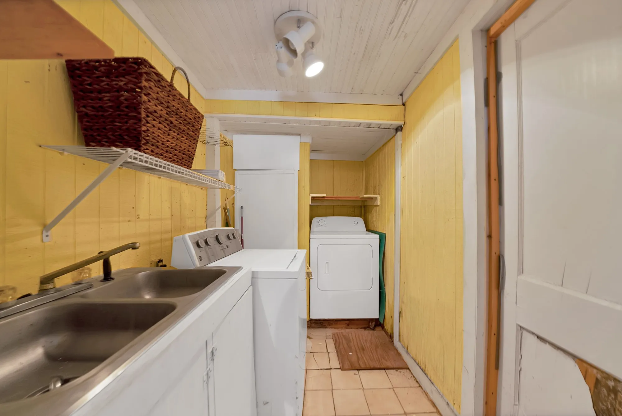 Single Family Residence For Sale in Tarrant County , 515 Frontier Street, River Oaks, Texas 76114, 2 Bedroom, 1 Bathroom, Garage spaces, 1,276 Sqft, built in 1941, mls#21373573, Real Estate Agent in River Oaks, Homes For Sale in Tarrant county, Homes For Sale in River Oaks, Realtor in River Oaks Texas, Real Estate Brokerage Independent Realty Texas, Luminita Cordes Realtor