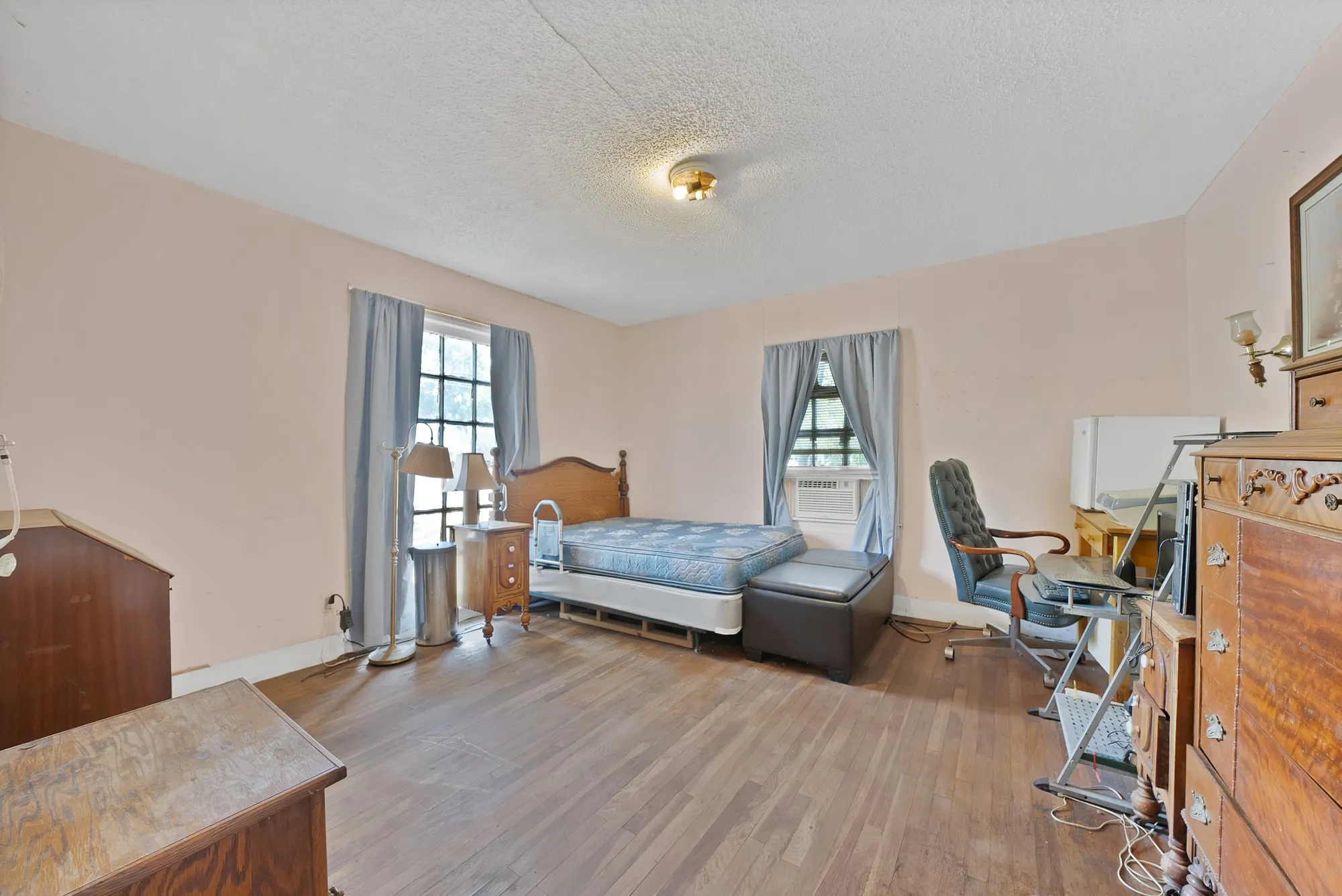 Single Family Residence For Sale in Tarrant County , 515 Frontier Street, River Oaks, Texas 76114, 2 Bedroom, 1 Bathroom, Garage spaces, 1,276 Sqft, built in 1941, mls#21373573, Real Estate Agent in River Oaks, Homes For Sale in Tarrant county, Homes For Sale in River Oaks, Realtor in River Oaks Texas, Real Estate Brokerage Independent Realty Texas, Luminita Cordes Realtor