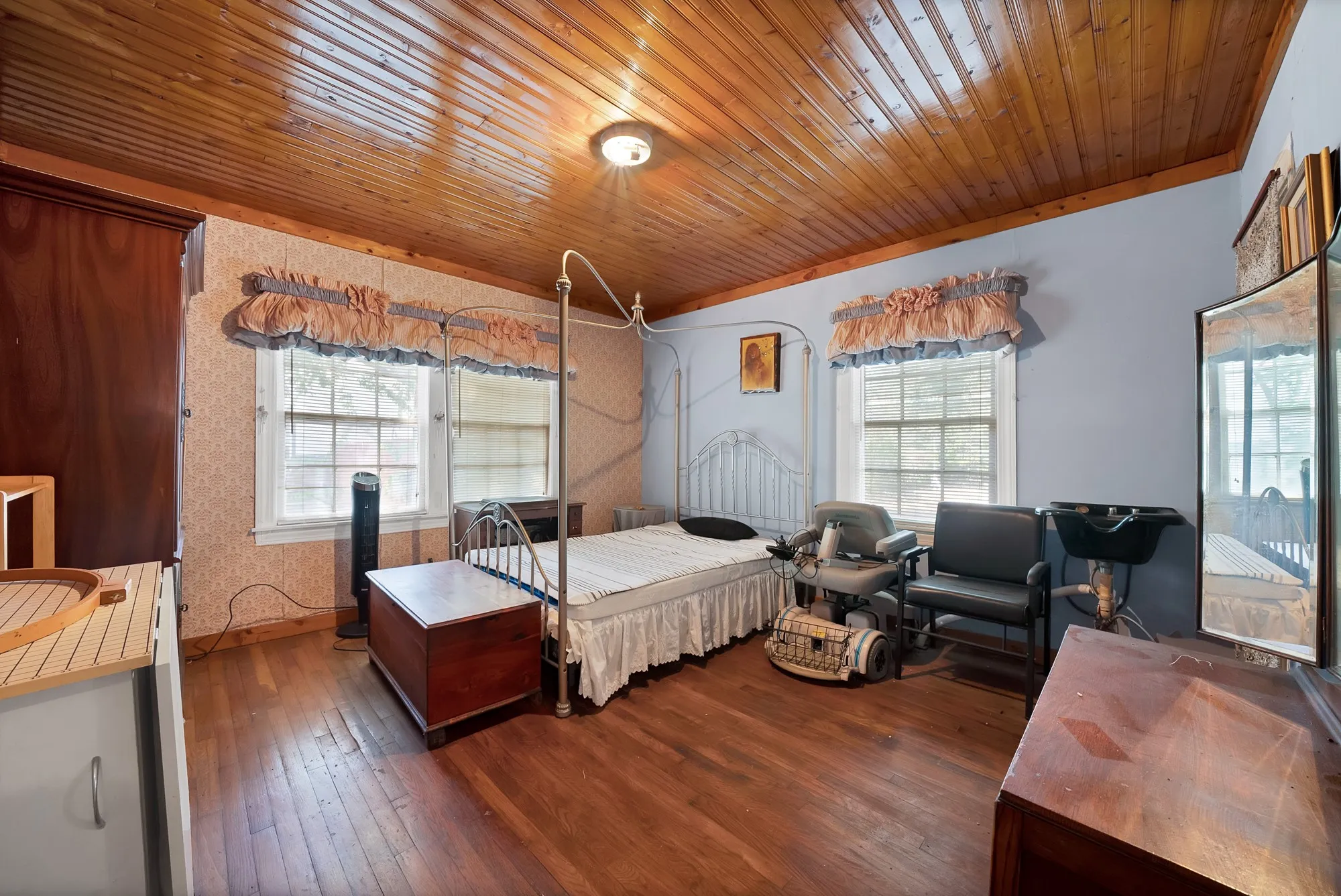 Single Family Residence For Sale in Tarrant County , 515 Frontier Street, River Oaks, Texas 76114, 2 Bedroom, 1 Bathroom, Garage spaces, 1,276 Sqft, built in 1941, mls#21373573, Real Estate Agent in River Oaks, Homes For Sale in Tarrant county, Homes For Sale in River Oaks, Realtor in River Oaks Texas, Real Estate Brokerage Independent Realty Texas, Luminita Cordes Realtor