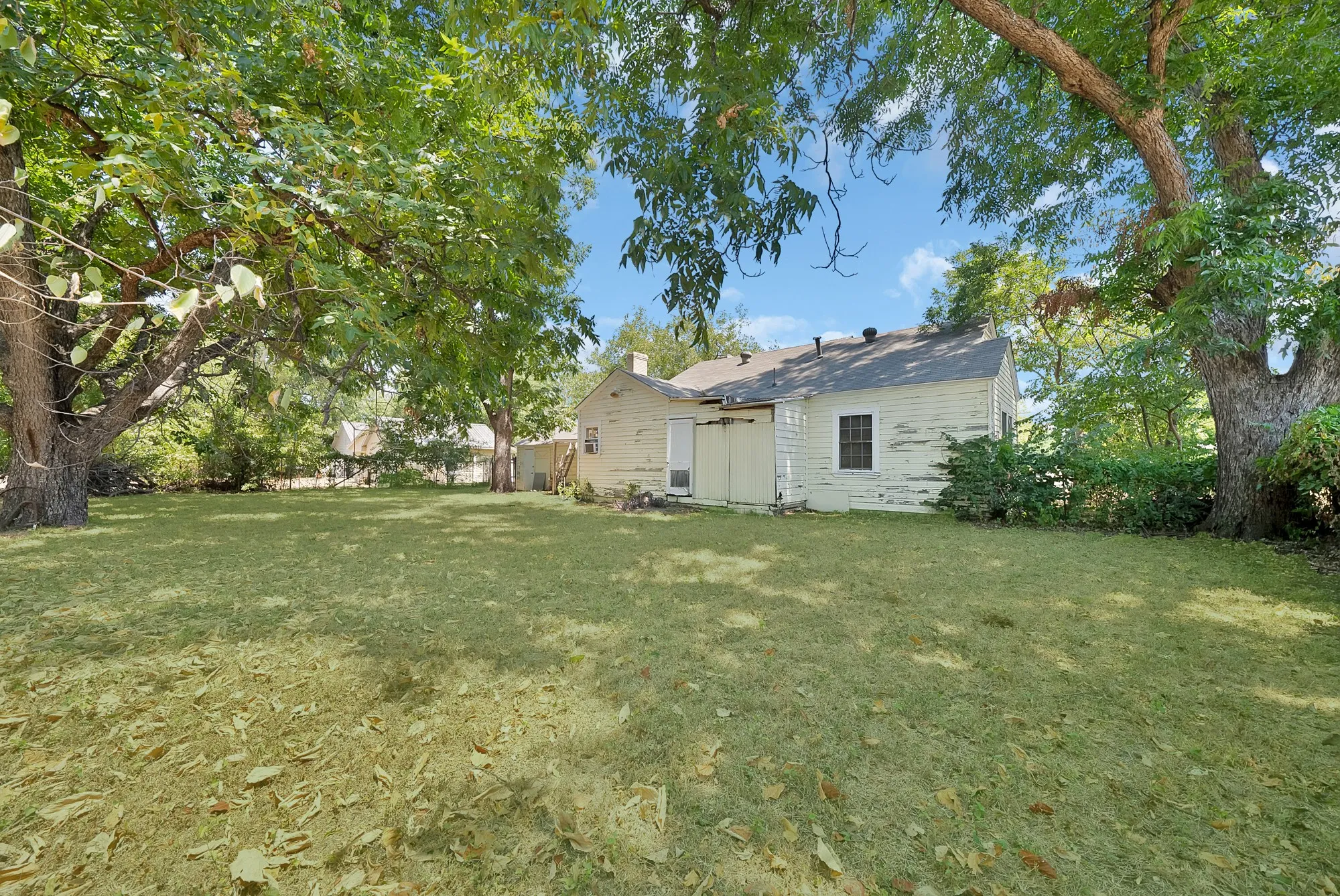 Single Family Residence For Sale in Tarrant County , 515 Frontier Street, River Oaks, Texas 76114, 2 Bedroom, 1 Bathroom, Garage spaces, 1,276 Sqft, built in 1941, mls#21373573, Real Estate Agent in River Oaks, Homes For Sale in Tarrant county, Homes For Sale in River Oaks, Realtor in River Oaks Texas, Real Estate Brokerage Independent Realty Texas, Luminita Cordes Realtor