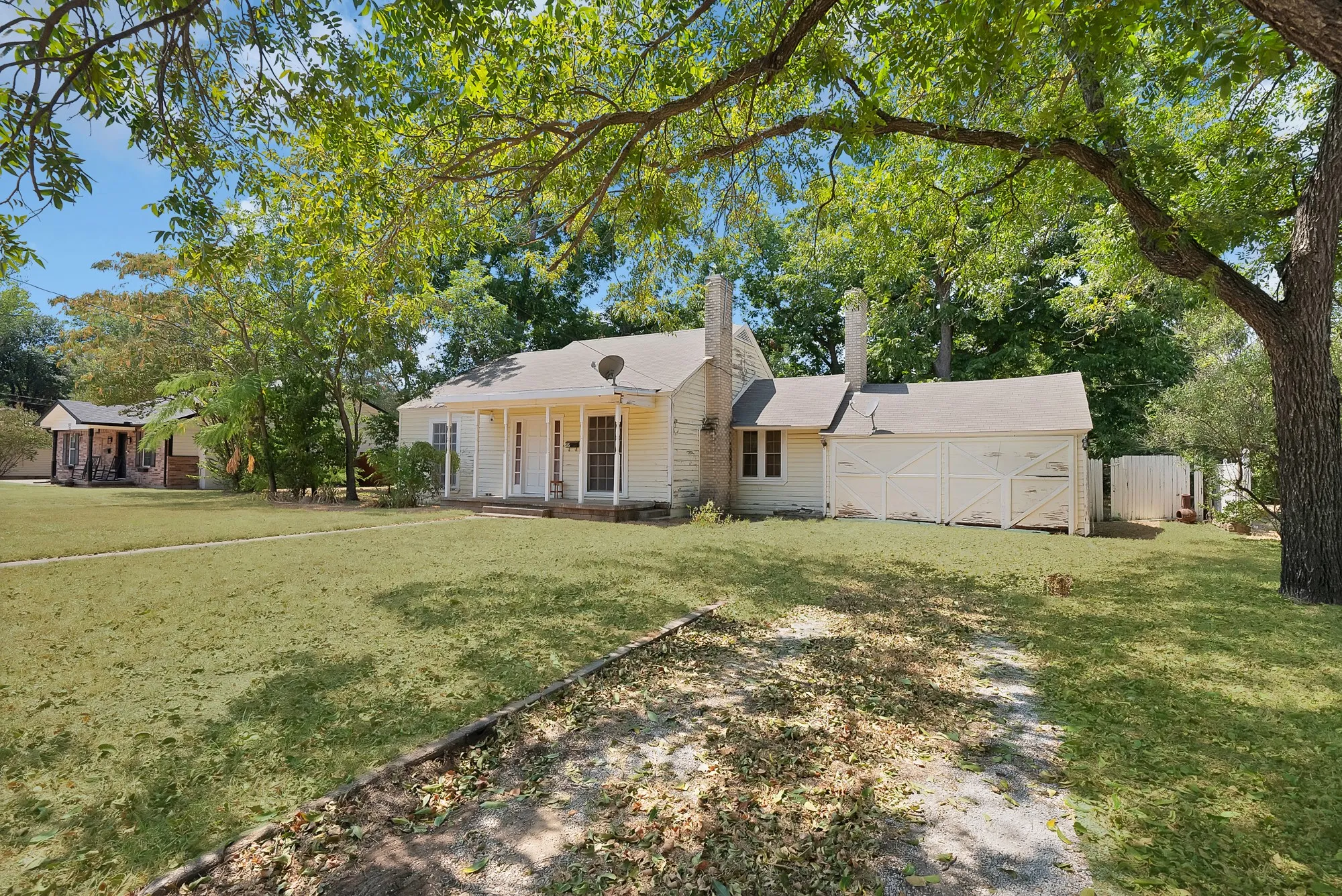 Single Family Residence For Sale in Tarrant County , 515 Frontier Street, River Oaks, Texas 76114, 2 Bedroom, 1 Bathroom, Garage spaces, 1,276 Sqft, built in 1941, mls#21373573, Real Estate Agent in River Oaks, Homes For Sale in Tarrant county, Homes For Sale in River Oaks, Realtor in River Oaks Texas, Real Estate Brokerage Independent Realty Texas, Luminita Cordes Realtor