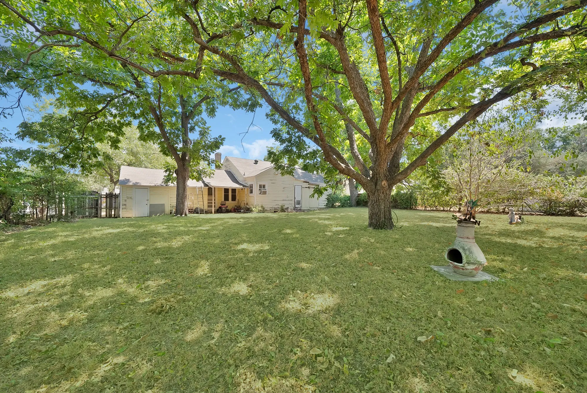 Single Family Residence For Sale in Tarrant County , 515 Frontier Street, River Oaks, Texas 76114, 2 Bedroom, 1 Bathroom, Garage spaces, 1,276 Sqft, built in 1941, mls#21373573, Real Estate Agent in River Oaks, Homes For Sale in Tarrant county, Homes For Sale in River Oaks, Realtor in River Oaks Texas, Real Estate Brokerage Independent Realty Texas, Luminita Cordes Realtor