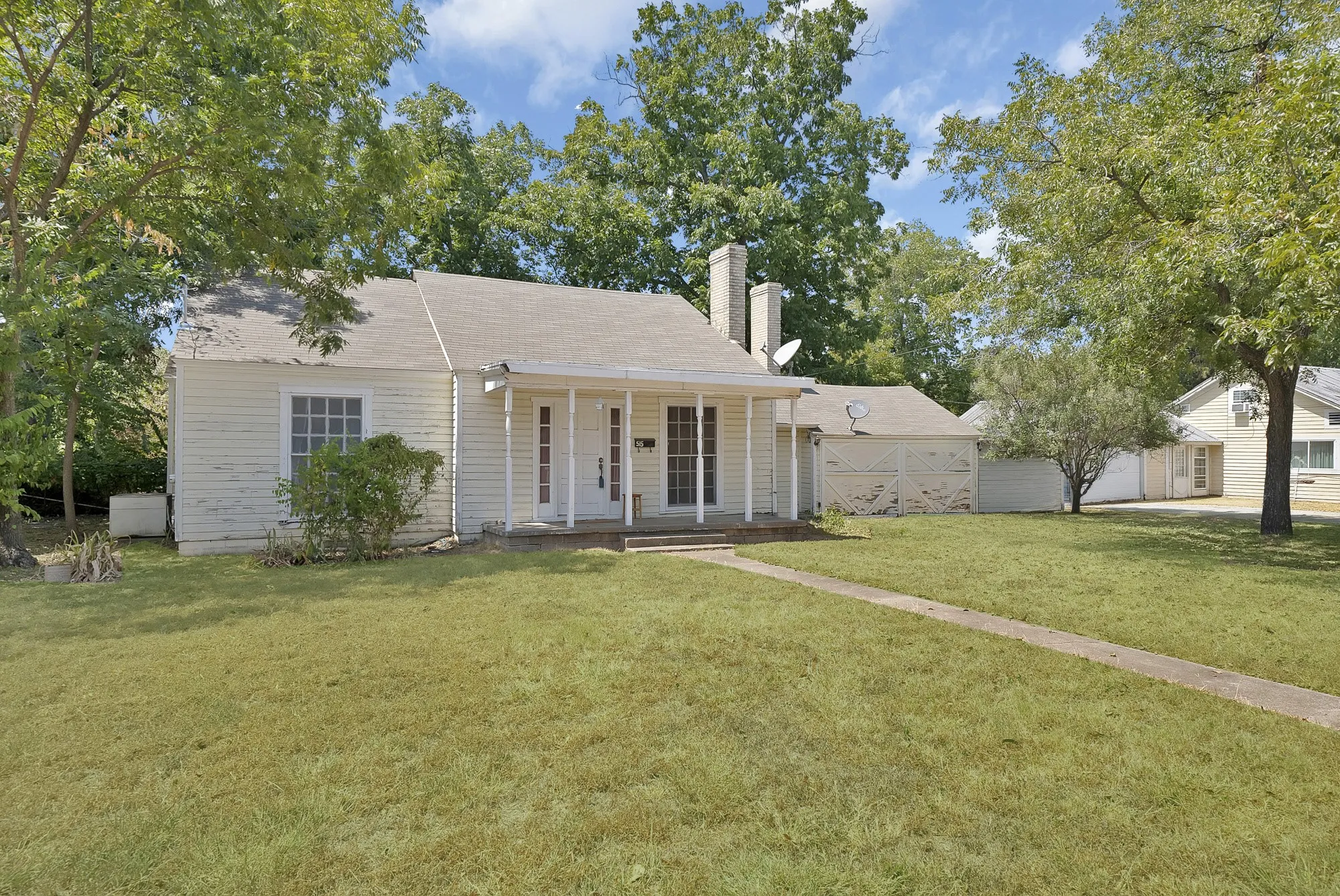 Single Family Residence For Sale in Tarrant County , 515 Frontier Street, River Oaks, Texas 76114, 2 Bedroom, 1 Bathroom, Garage spaces, 1,276 Sqft, built in 1941, mls#21373573, Real Estate Agent in River Oaks, Homes For Sale in Tarrant county, Homes For Sale in River Oaks, Realtor in River Oaks Texas, Real Estate Brokerage Independent Realty Texas, Luminita Cordes Realtor