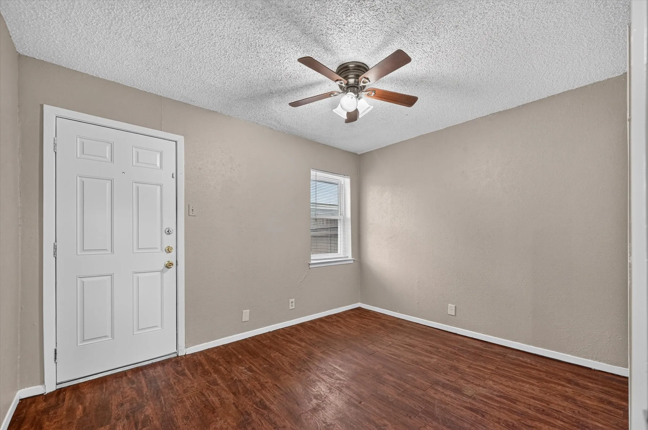 Single Family Residence For Rent in Dallas County , 305 Cliff Drive, Garland, Texas 75042, 2 Bedroom, 1 Bathroom, Garage spaces, 840 Sqft, built in 1963, mls#21372860, Real Estate Agent in Garland, Homes For Rent in Dallas county, Homes For Rent in Garland, Realtor in Garland Texas, Real Estate Brokerage Independent Realty Texas, Luminita Cordes Realtor