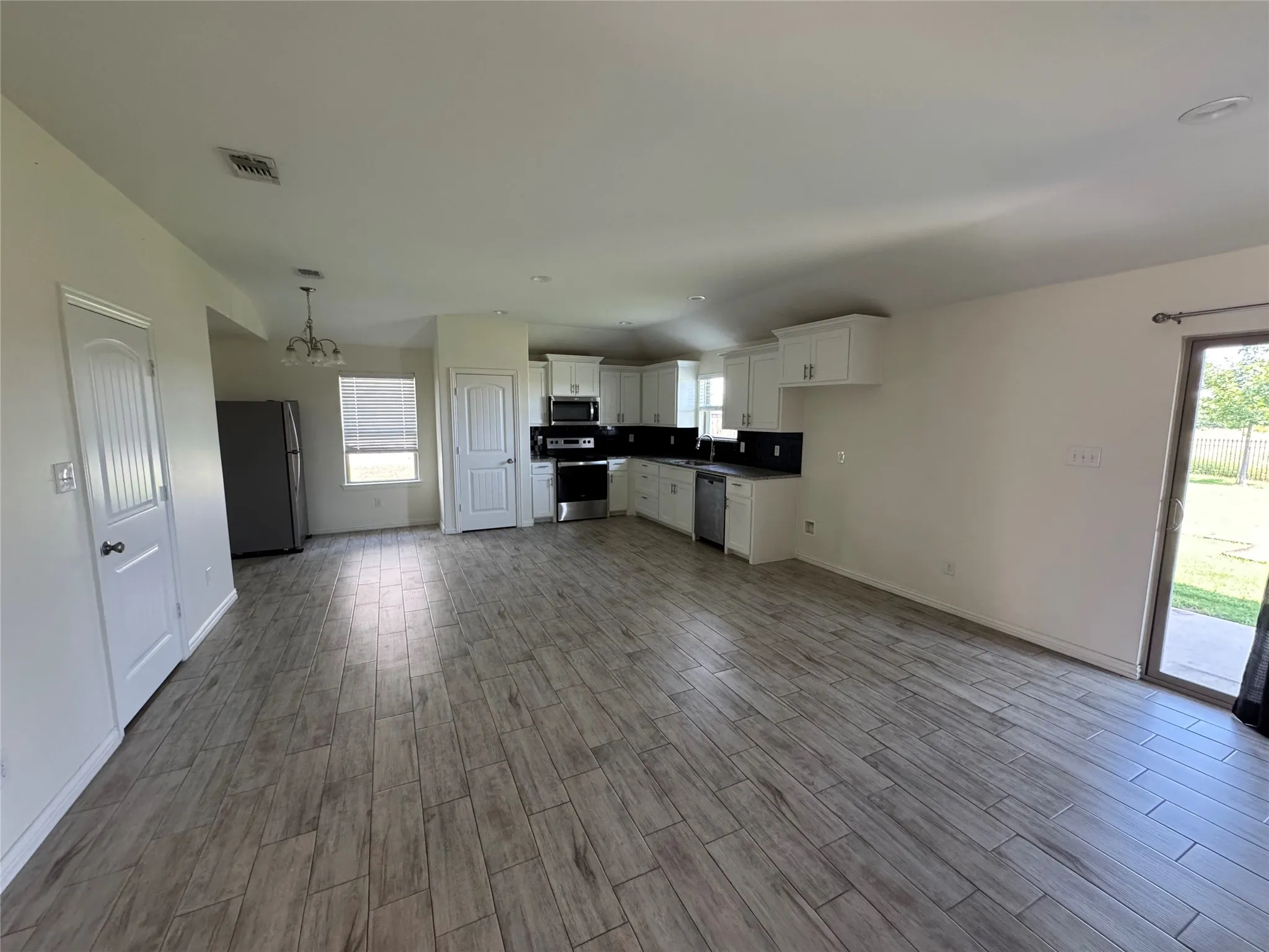 Single Family Residence For Rent in Grayson County , 3409 Sandstone Drive, Sherman, Texas 75092, 3 Bedroom, 2 Bathroom, 2 Garage spaces, 1,483 Sqft, built in 2019, mls#21373595, Real Estate Agent in Sherman, Homes For Rent in Grayson county, Homes For Rent in Sherman, Realtor in Sherman Texas, Real Estate Brokerage Independent Realty Texas, Luminita Cordes Realtor