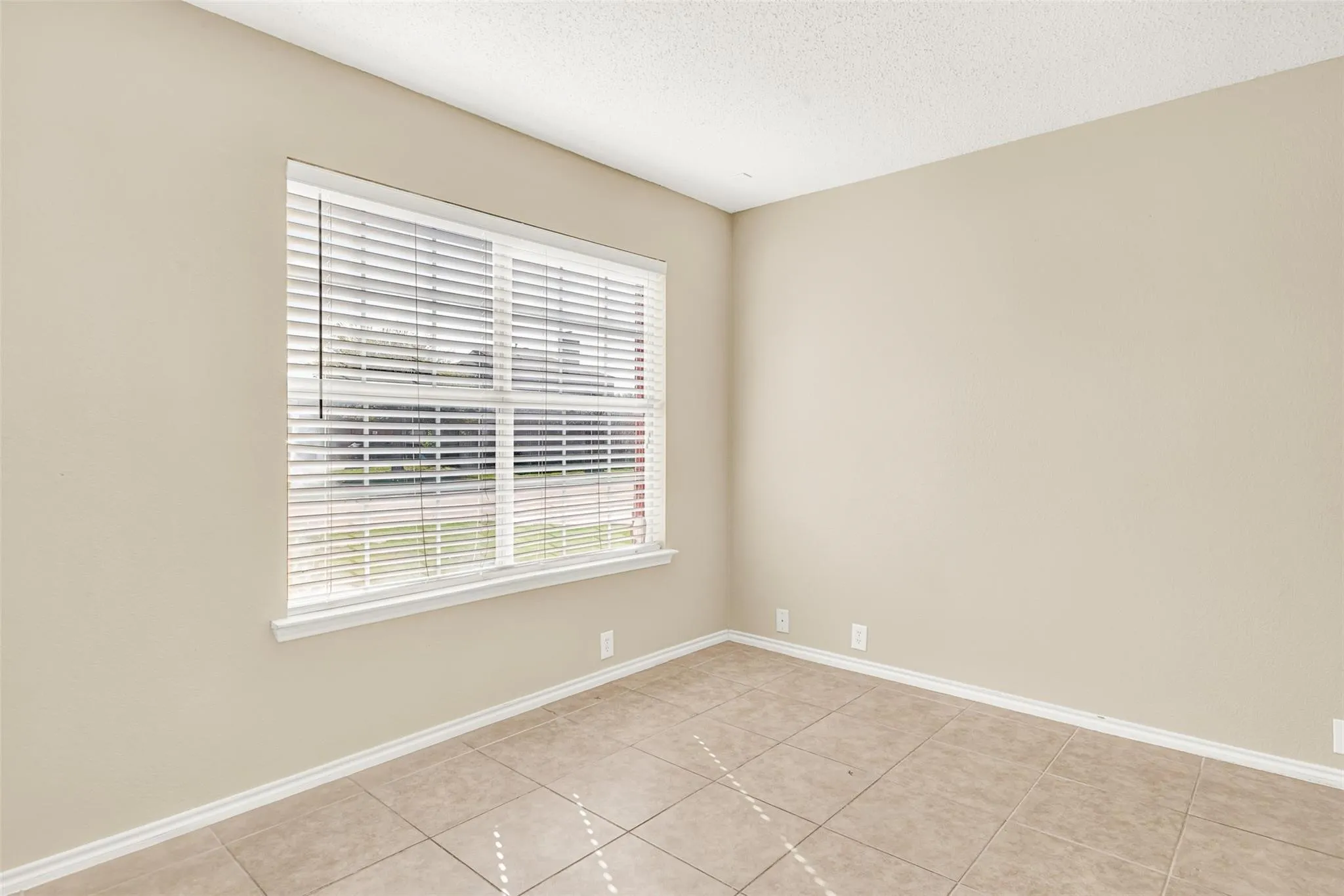 Single Family Residence For Sale in Denton County , 2117 Breanna Way, Little Elm, Texas 75068, 4 Bedroom, 3 Bathroom, 2 Garage spaces, 2,105 Sqft, built in 2001, mls#21372831, Real Estate Agent in Little Elm, Homes For Sale in Denton county, Homes For Sale in Little Elm, Realtor in Little Elm Texas, Real Estate Brokerage Independent Realty Texas, Luminita Cordes Realtor
