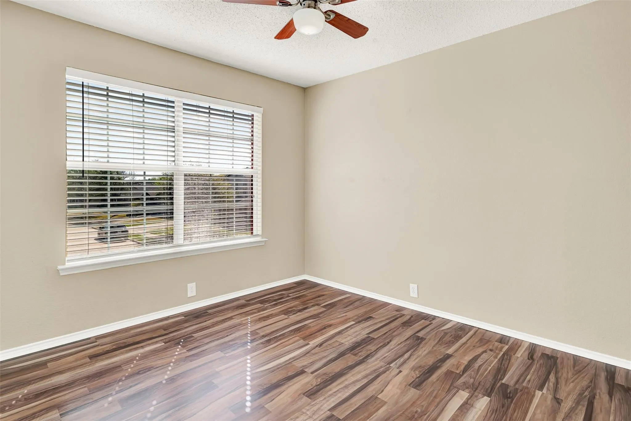 Single Family Residence For Sale in Denton County , 2117 Breanna Way, Little Elm, Texas 75068, 4 Bedroom, 3 Bathroom, 2 Garage spaces, 2,105 Sqft, built in 2001, mls#21372831, Real Estate Agent in Little Elm, Homes For Sale in Denton county, Homes For Sale in Little Elm, Realtor in Little Elm Texas, Real Estate Brokerage Independent Realty Texas, Luminita Cordes Realtor