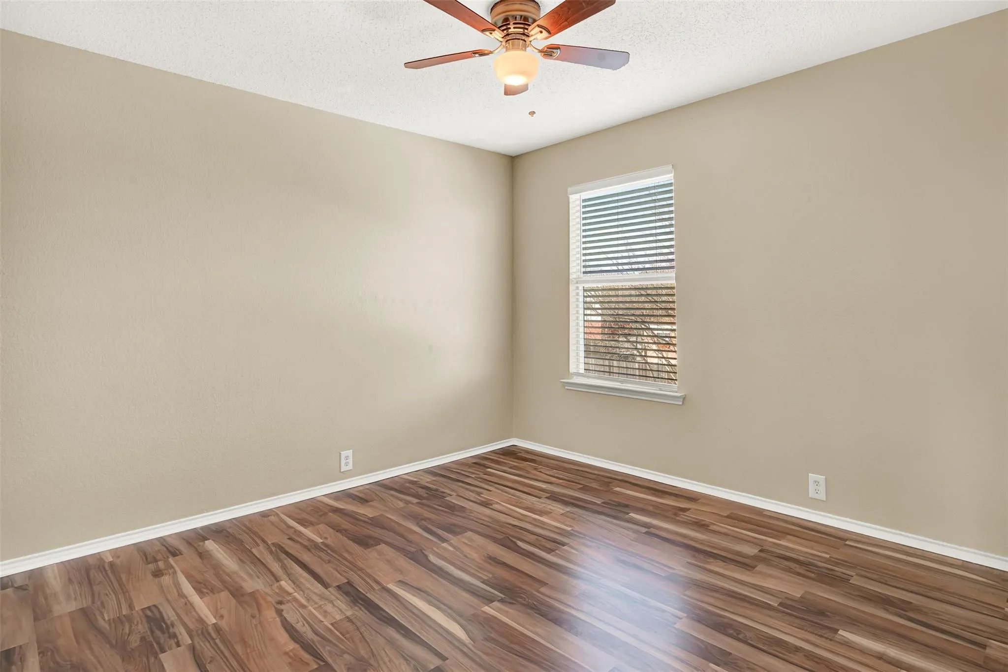 Single Family Residence For Sale in Denton County , 2117 Breanna Way, Little Elm, Texas 75068, 4 Bedroom, 3 Bathroom, 2 Garage spaces, 2,105 Sqft, built in 2001, mls#21372831, Real Estate Agent in Little Elm, Homes For Sale in Denton county, Homes For Sale in Little Elm, Realtor in Little Elm Texas, Real Estate Brokerage Independent Realty Texas, Luminita Cordes Realtor