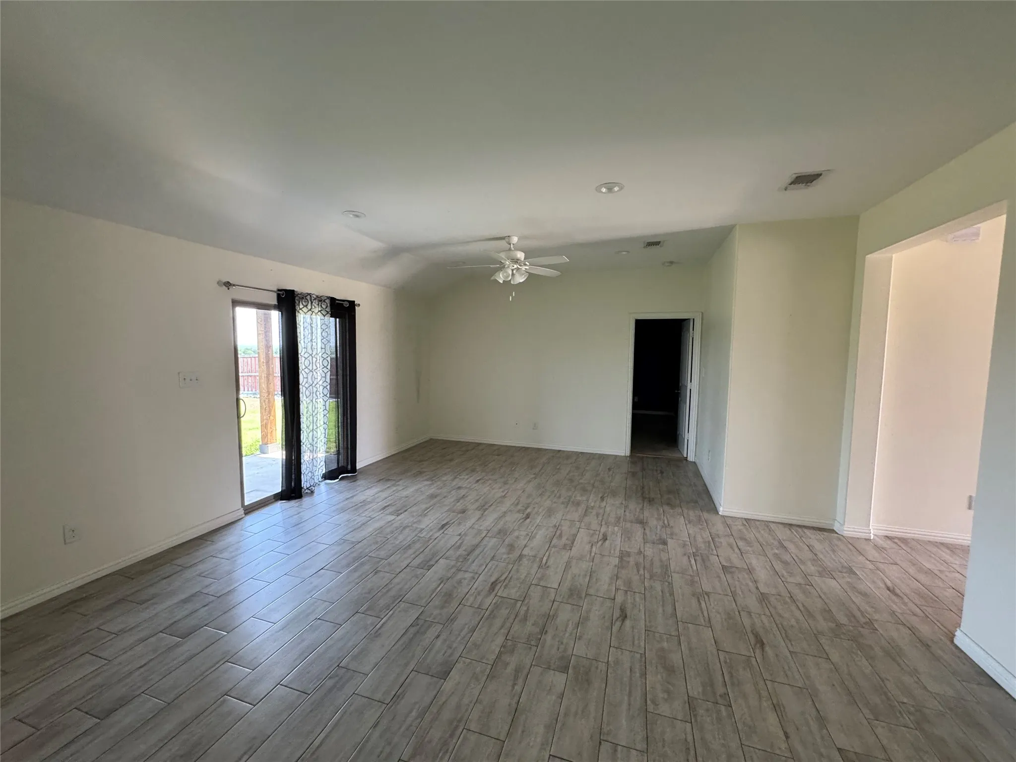 Single Family Residence For Sale in Grayson County , 3409 Sandstone Drive, Sherman, Texas 75092, 3 Bedroom, 2 Bathroom, 2 Garage spaces, 1,483 Sqft, built in 2019, mls#21373603, Real Estate Agent in Sherman, Homes For Sale in Grayson county, Homes For Sale in Sherman, Realtor in Sherman Texas, Real Estate Brokerage Independent Realty Texas, Luminita Cordes Realtor