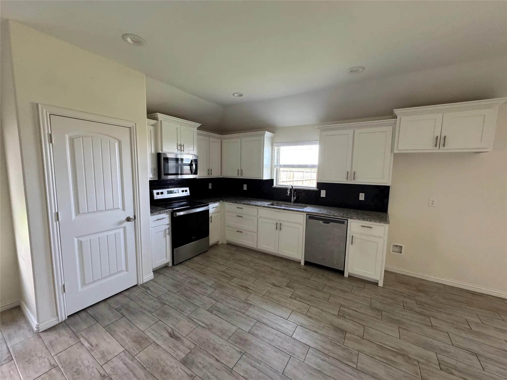 Single Family Residence For Sale in Grayson County , 3409 Sandstone Drive, Sherman, Texas 75092, 3 Bedroom, 2 Bathroom, 2 Garage spaces, 1,483 Sqft, built in 2019, mls#21373603, Real Estate Agent in Sherman, Homes For Sale in Grayson county, Homes For Sale in Sherman, Realtor in Sherman Texas, Real Estate Brokerage Independent Realty Texas, Luminita Cordes Realtor