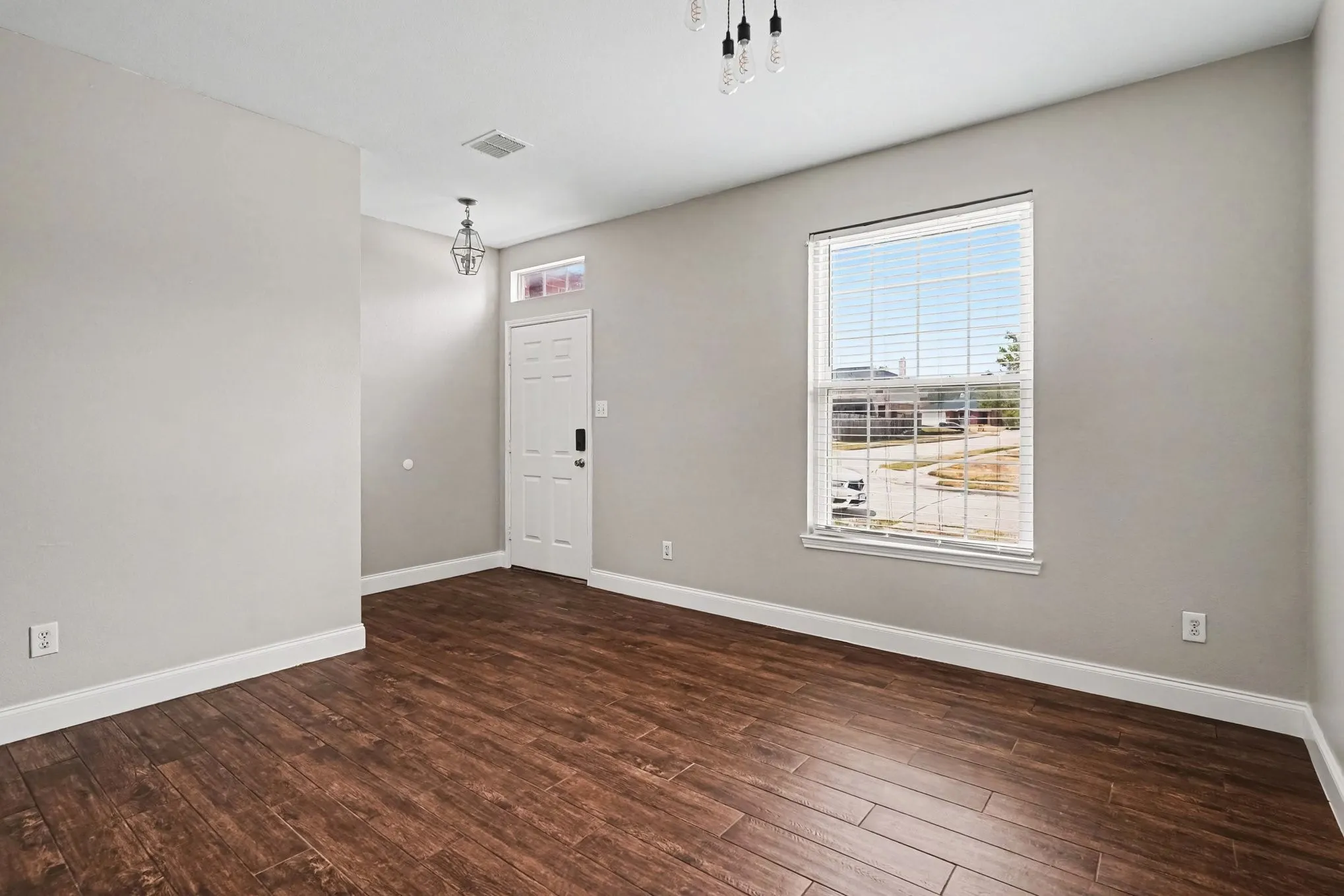 Single Family Residence For Sale in Tarrant County , 5400 Sonoma Drive, Fort Worth, Texas 76244, 4 Bedroom, 3 Bathroom, 2 Garage spaces, 2,496 Sqft, built in 2003, mls#21373018, Real Estate Agent in Fort Worth, Homes For Sale in Tarrant county, Homes For Sale in Fort Worth, Realtor in Fort Worth Texas, Real Estate Brokerage Independent Realty Texas, Luminita Cordes Realtor