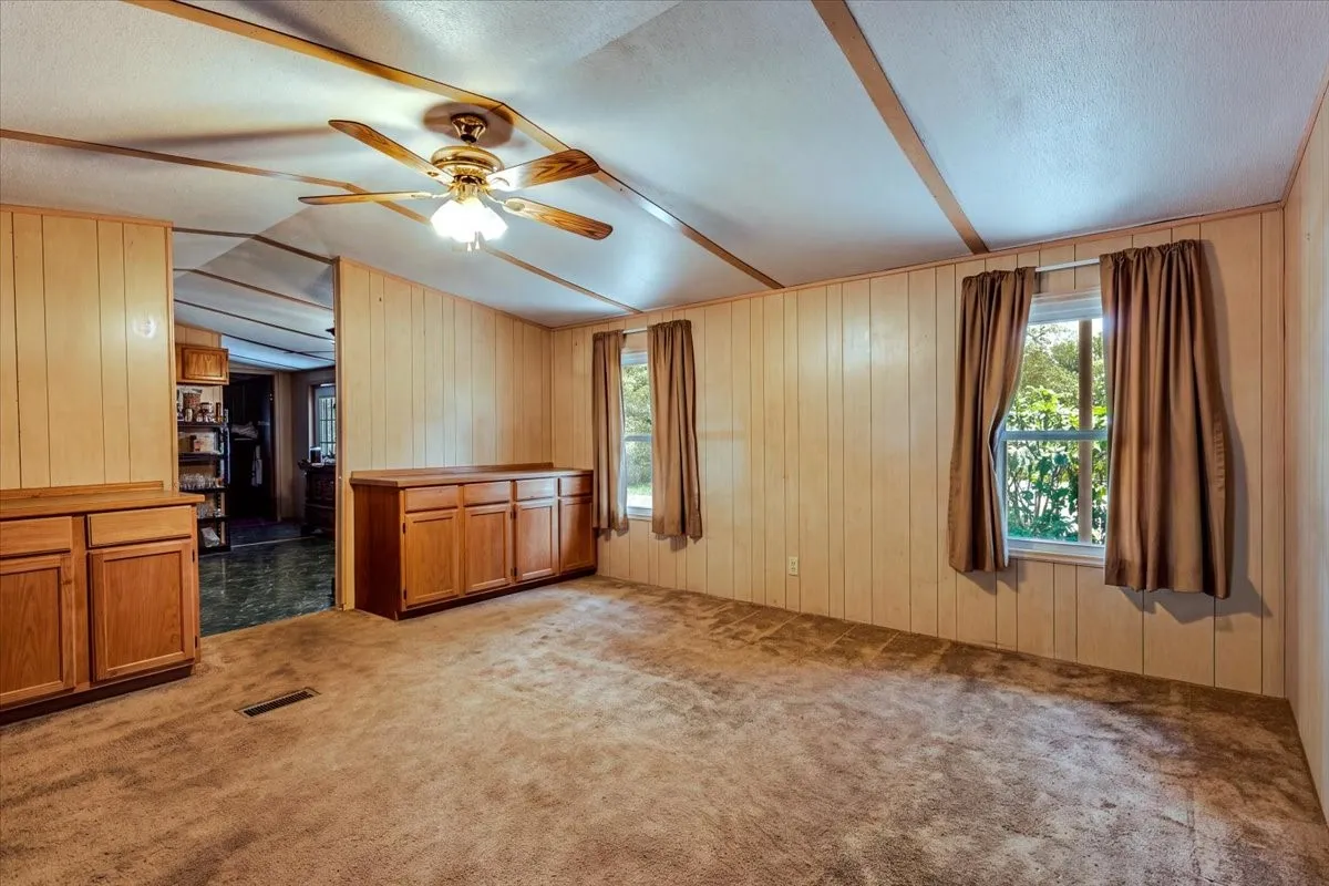 Manufactured Home For Sale in Palo Pinto County , 615 SW 20th Street, Mineral Wells, Texas 76067, 3 Bedroom, 2 Bathroom, Garage spaces, 1,216 Sqft, built in 1986, mls#21373604, Real Estate Agent in Mineral Wells, Homes For Sale in Palo Pinto county, Homes For Sale in Mineral Wells, Realtor in Mineral Wells Texas, Real Estate Brokerage Independent Realty Texas, Luminita Cordes Realtor