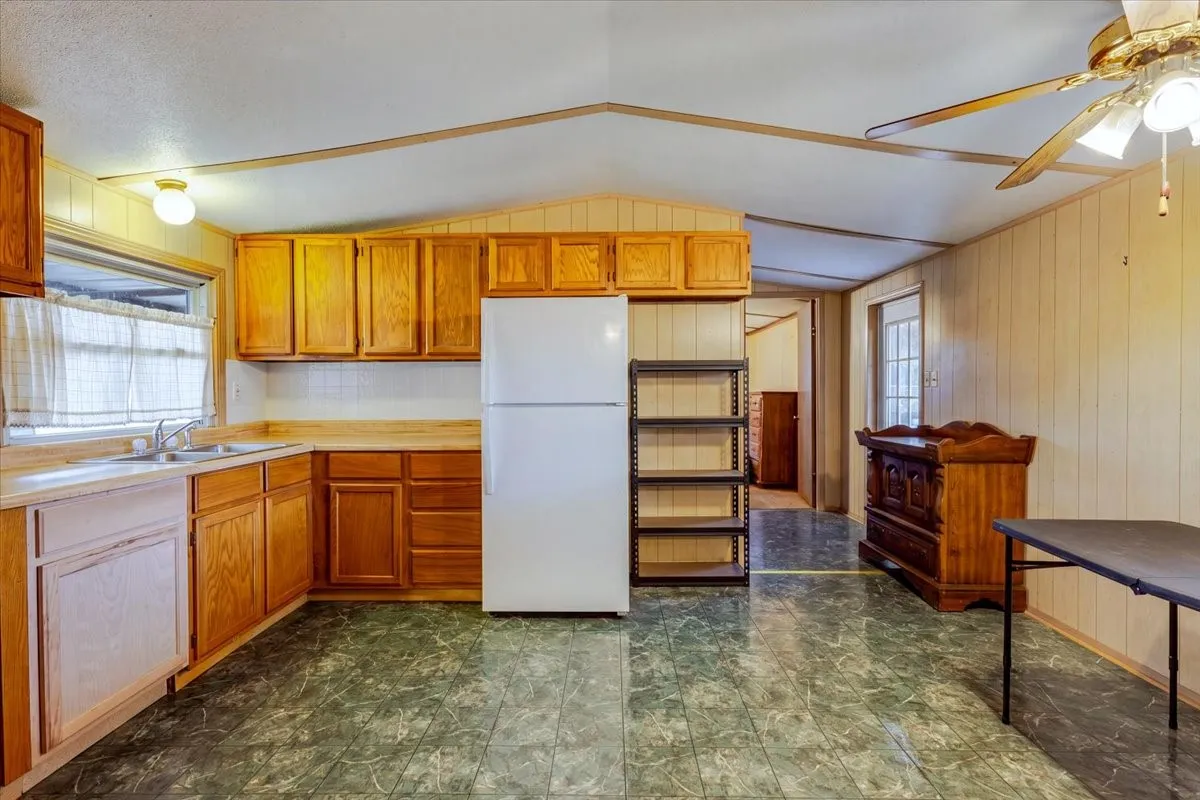 Manufactured Home For Sale in Palo Pinto County , 615 SW 20th Street, Mineral Wells, Texas 76067, 3 Bedroom, 2 Bathroom, Garage spaces, 1,216 Sqft, built in 1986, mls#21373604, Real Estate Agent in Mineral Wells, Homes For Sale in Palo Pinto county, Homes For Sale in Mineral Wells, Realtor in Mineral Wells Texas, Real Estate Brokerage Independent Realty Texas, Luminita Cordes Realtor