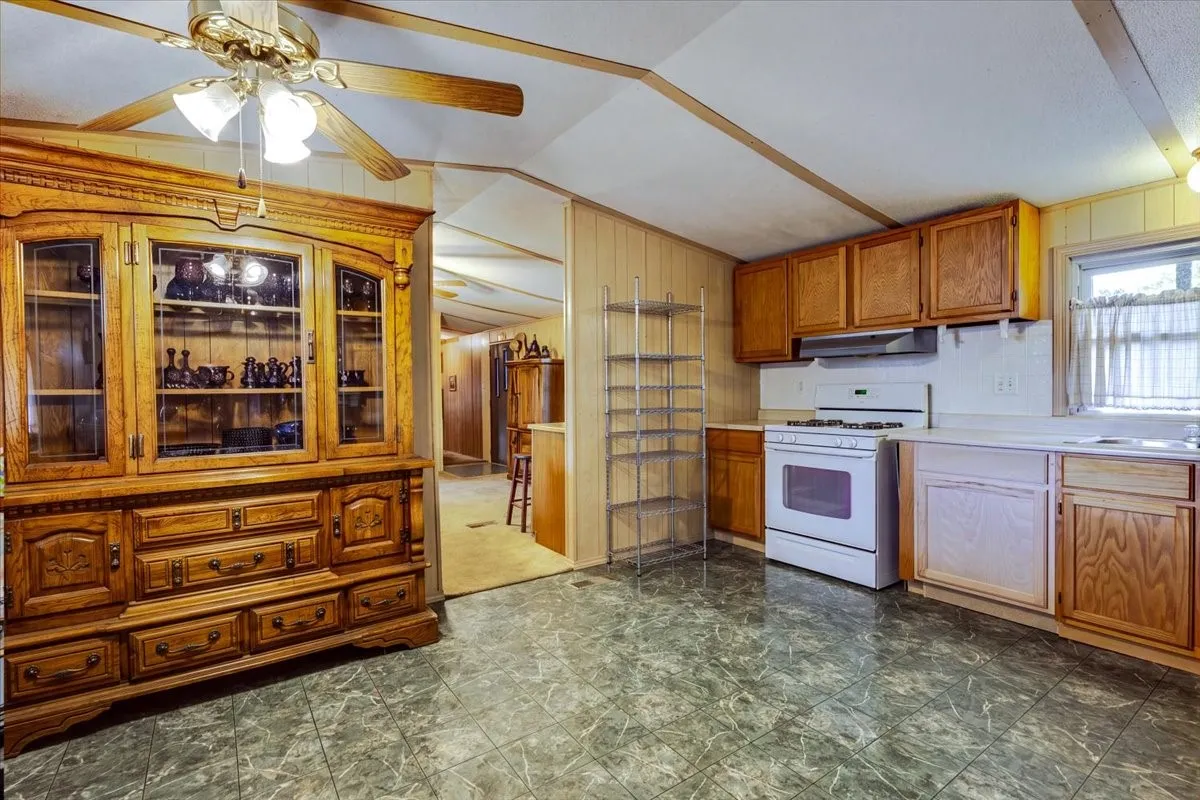 Manufactured Home For Sale in Palo Pinto County , 615 SW 20th Street, Mineral Wells, Texas 76067, 3 Bedroom, 2 Bathroom, Garage spaces, 1,216 Sqft, built in 1986, mls#21373604, Real Estate Agent in Mineral Wells, Homes For Sale in Palo Pinto county, Homes For Sale in Mineral Wells, Realtor in Mineral Wells Texas, Real Estate Brokerage Independent Realty Texas, Luminita Cordes Realtor