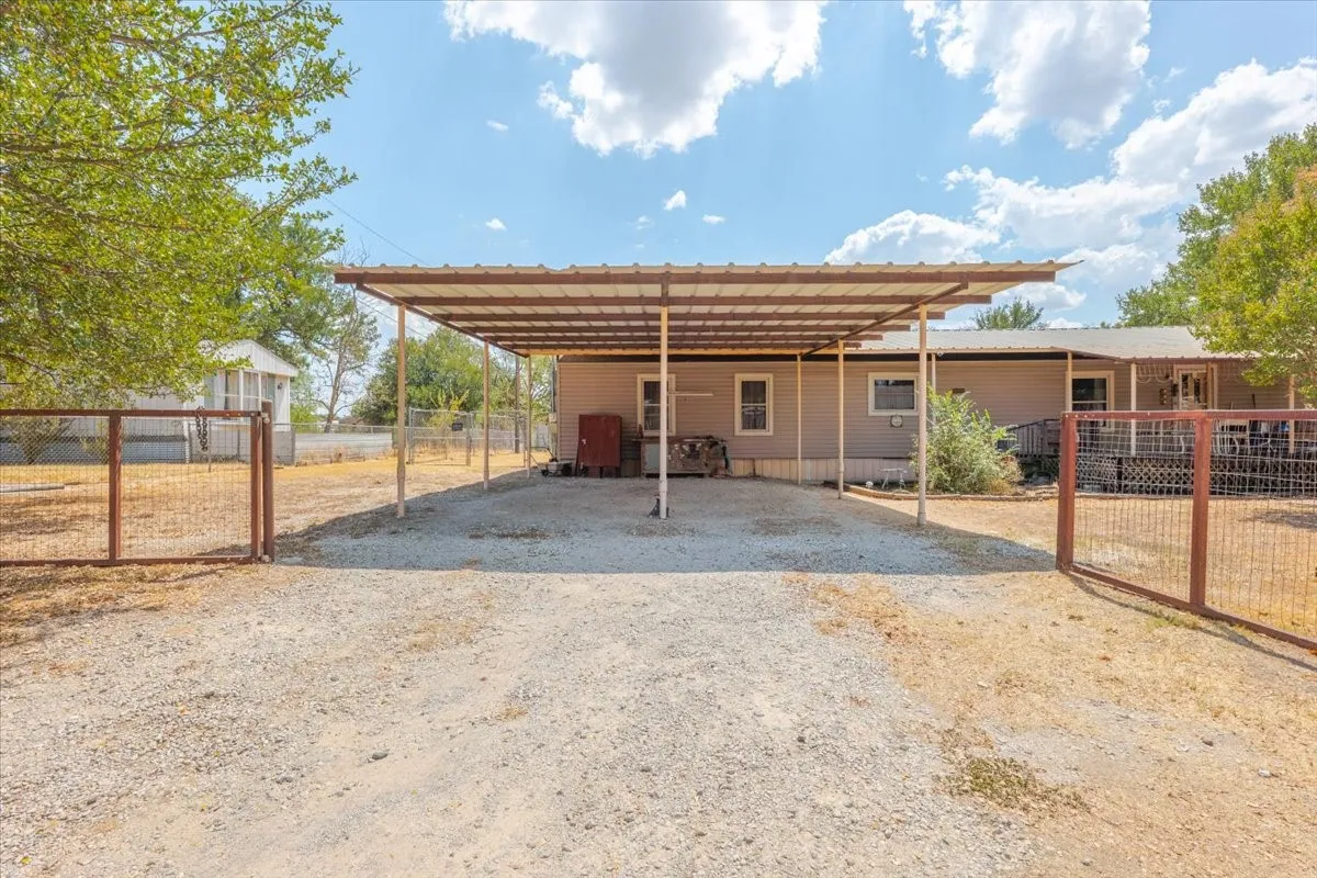 Manufactured Home For Sale in Palo Pinto County , 615 SW 20th Street, Mineral Wells, Texas 76067, 3 Bedroom, 2 Bathroom, Garage spaces, 1,216 Sqft, built in 1986, mls#21373604, Real Estate Agent in Mineral Wells, Homes For Sale in Palo Pinto county, Homes For Sale in Mineral Wells, Realtor in Mineral Wells Texas, Real Estate Brokerage Independent Realty Texas, Luminita Cordes Realtor