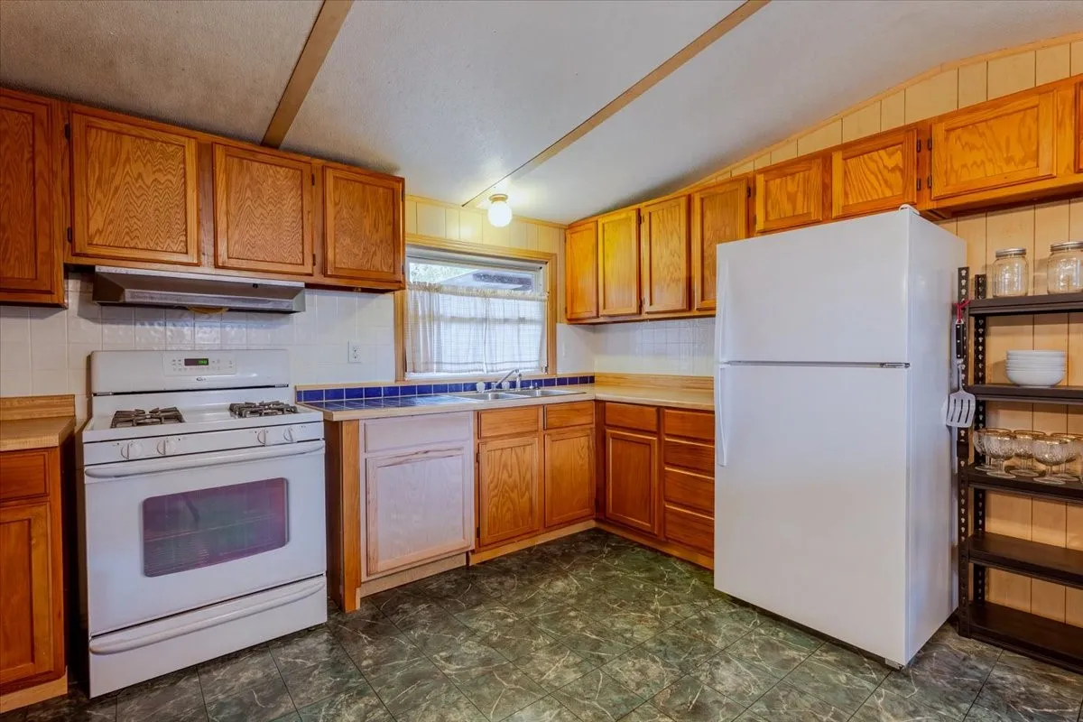 Manufactured Home For Sale in Palo Pinto County , 615 SW 20th Street, Mineral Wells, Texas 76067, 3 Bedroom, 2 Bathroom, Garage spaces, 1,216 Sqft, built in 1986, mls#21373604, Real Estate Agent in Mineral Wells, Homes For Sale in Palo Pinto county, Homes For Sale in Mineral Wells, Realtor in Mineral Wells Texas, Real Estate Brokerage Independent Realty Texas, Luminita Cordes Realtor