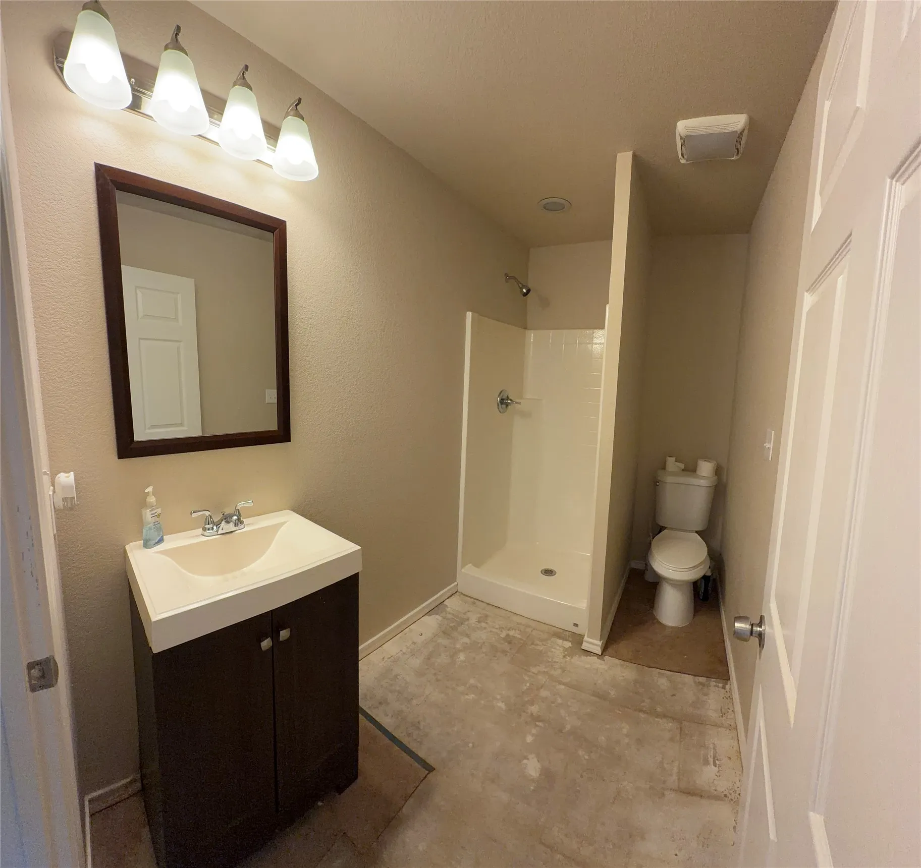 Single Family Residence For Rent in Hood County , 4210 Rhea, Granbury, Texas 76049, 3 Bedroom, 1 Bathroom, Garage spaces, 2,400 Sqft, built in 2014, mls#21373610, Real Estate Agent in Granbury, Homes For Rent in Hood county, Homes For Rent in Granbury, Realtor in Granbury Texas, Real Estate Brokerage Independent Realty Texas, Luminita Cordes Realtor