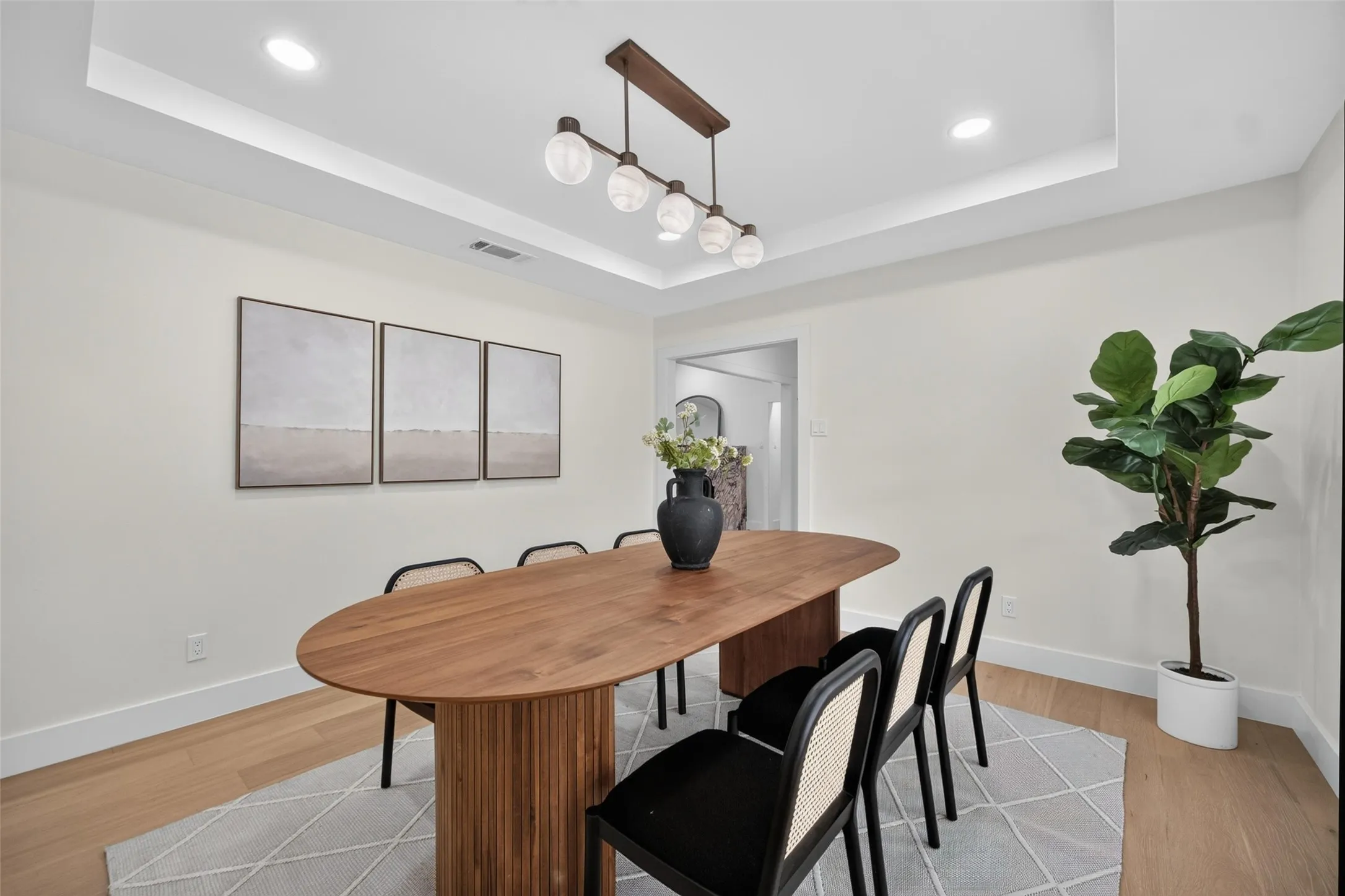 Tray ceiling with recessed lighting