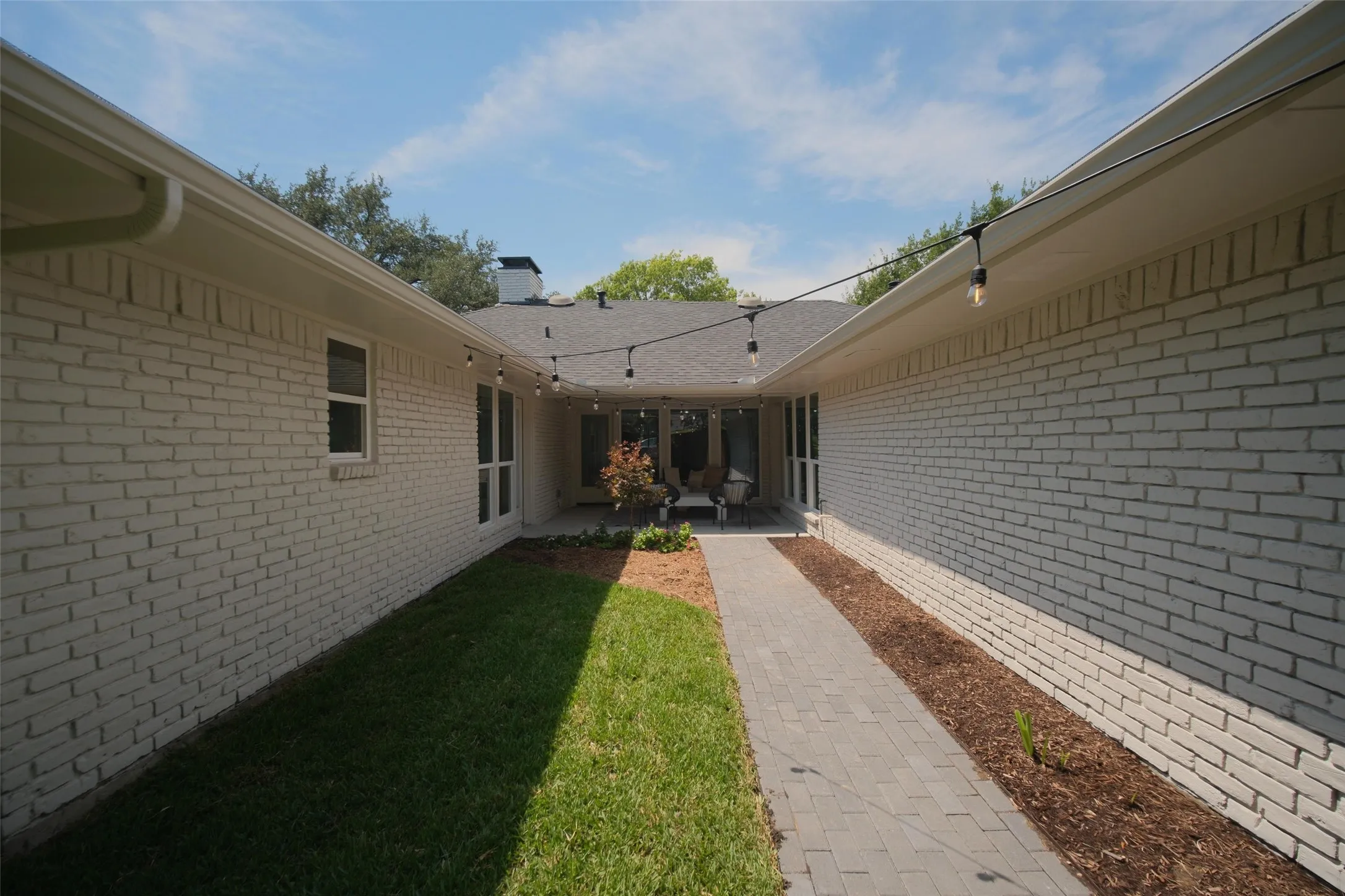 Single Family Residence For Sale in Dallas County , 7230 Claybrook Drive, Dallas, Texas 75231, 4 Bedroom, 3 Bathroom, 2 Garage spaces, 2,539 Sqft, built in 1977, mls#21373524, Real Estate Agent in Dallas, Homes For Sale in Dallas county, Homes For Sale in Dallas, Realtor in Dallas Texas, Real Estate Brokerage Independent Realty Texas, Luminita Cordes Realtor