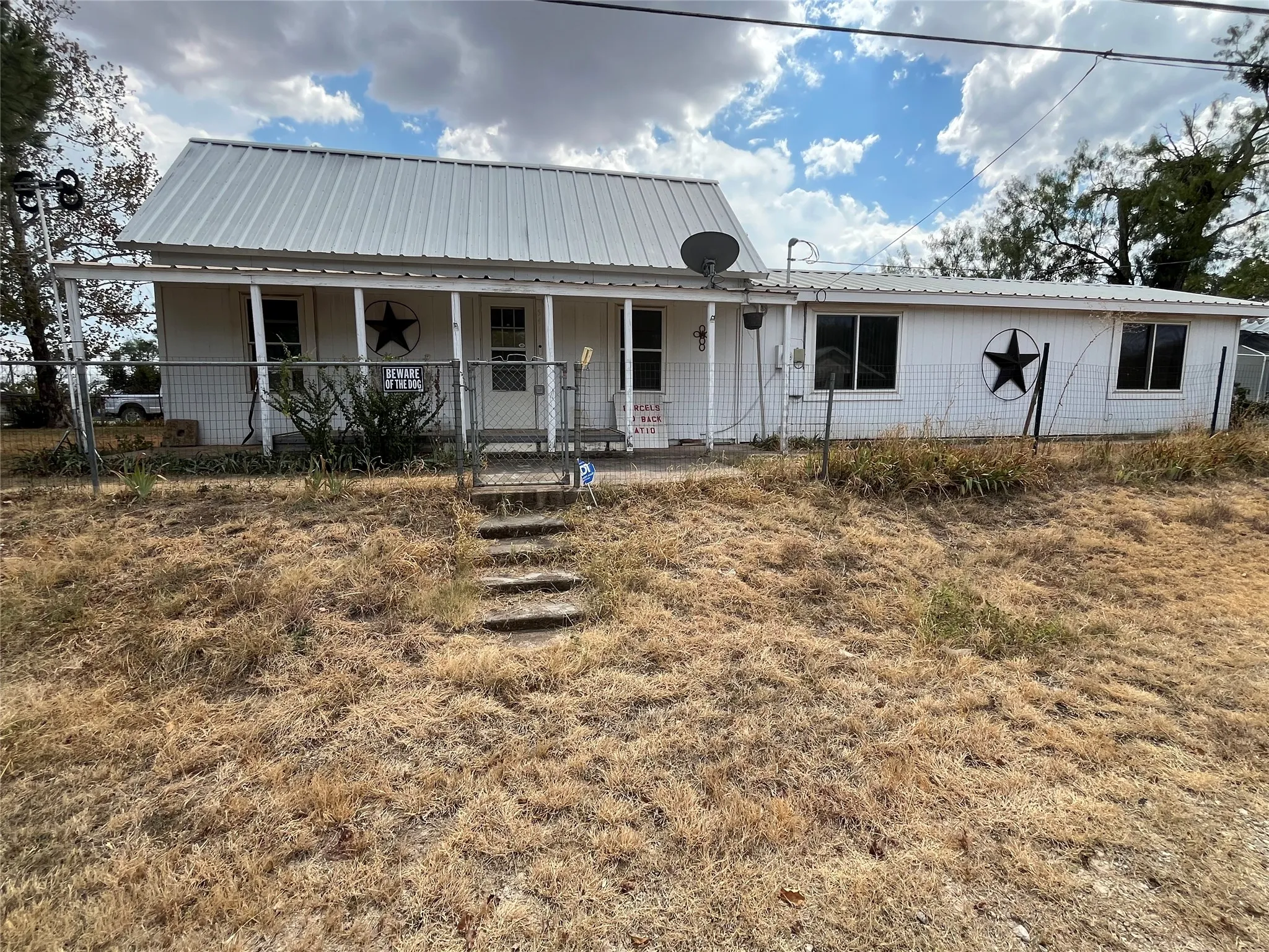 Single Family Residence For Sale in Callahan County , 541 E 3rd Street, Baird, Texas 79504, 2 Bedroom, 2 Bathroom, Garage spaces, 1,358 Sqft, built in 1950, mls#21368955, Real Estate Agent in Baird, Homes For Sale in Callahan county, Homes For Sale in Baird, Realtor in Baird Texas, Real Estate Brokerage Independent Realty Texas, Luminita Cordes Realtor