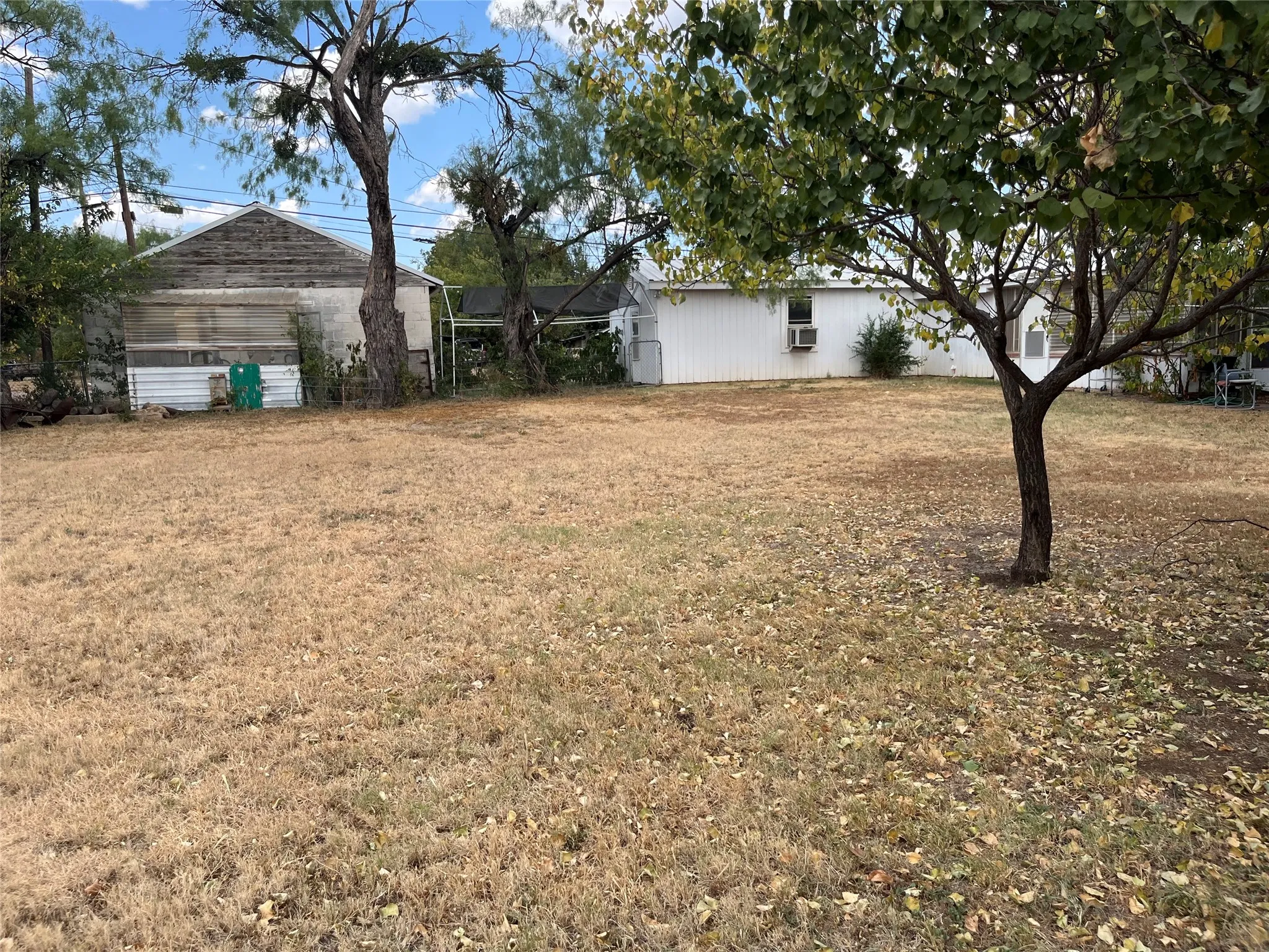 Single Family Residence For Sale in Callahan County , 541 E 3rd Street, Baird, Texas 79504, 2 Bedroom, 2 Bathroom, Garage spaces, 1,358 Sqft, built in 1950, mls#21368955, Real Estate Agent in Baird, Homes For Sale in Callahan county, Homes For Sale in Baird, Realtor in Baird Texas, Real Estate Brokerage Independent Realty Texas, Luminita Cordes Realtor