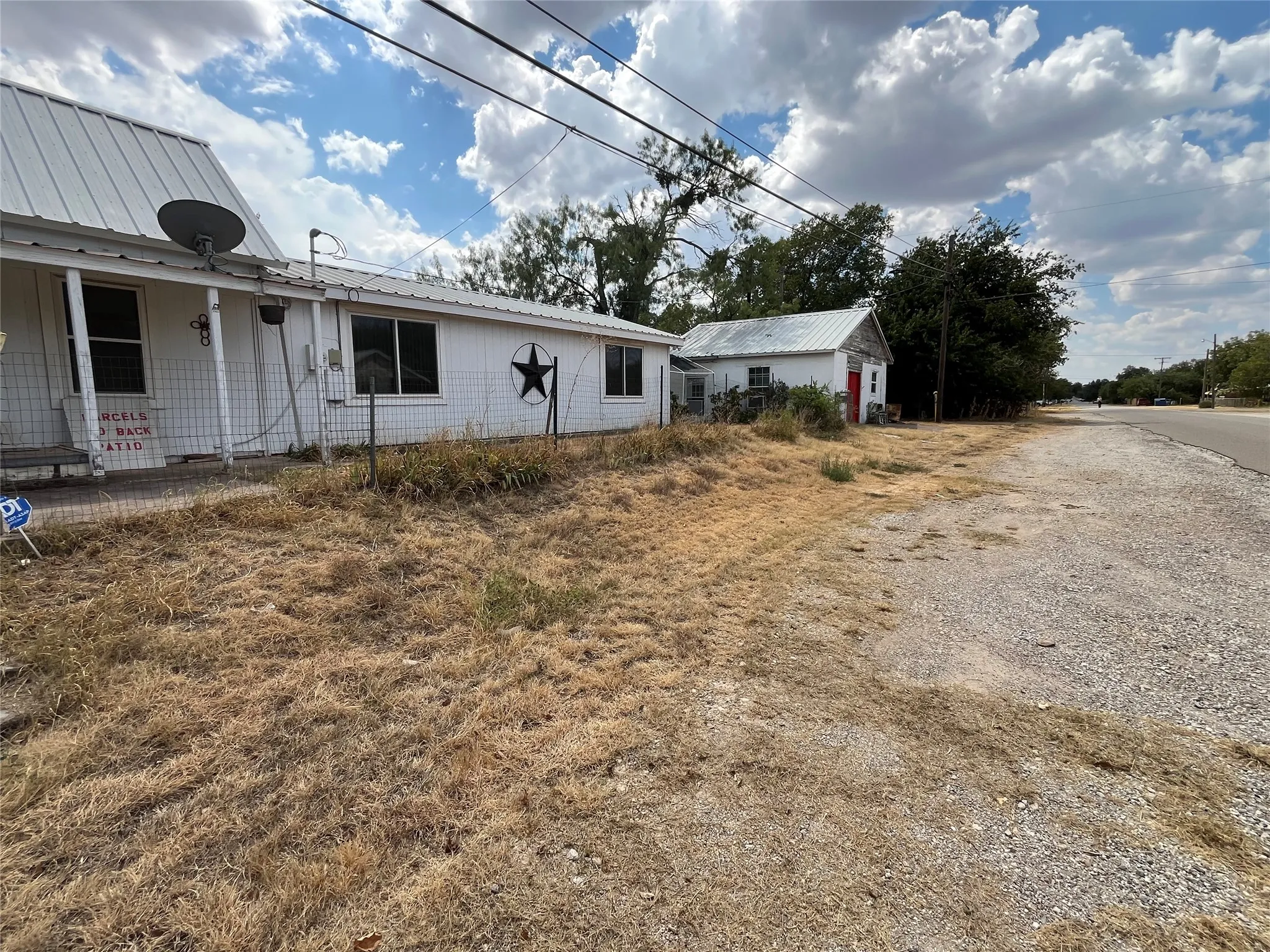 Single Family Residence For Sale in Callahan County , 541 E 3rd Street, Baird, Texas 79504, 2 Bedroom, 2 Bathroom, Garage spaces, 1,358 Sqft, built in 1950, mls#21368955, Real Estate Agent in Baird, Homes For Sale in Callahan county, Homes For Sale in Baird, Realtor in Baird Texas, Real Estate Brokerage Independent Realty Texas, Luminita Cordes Realtor