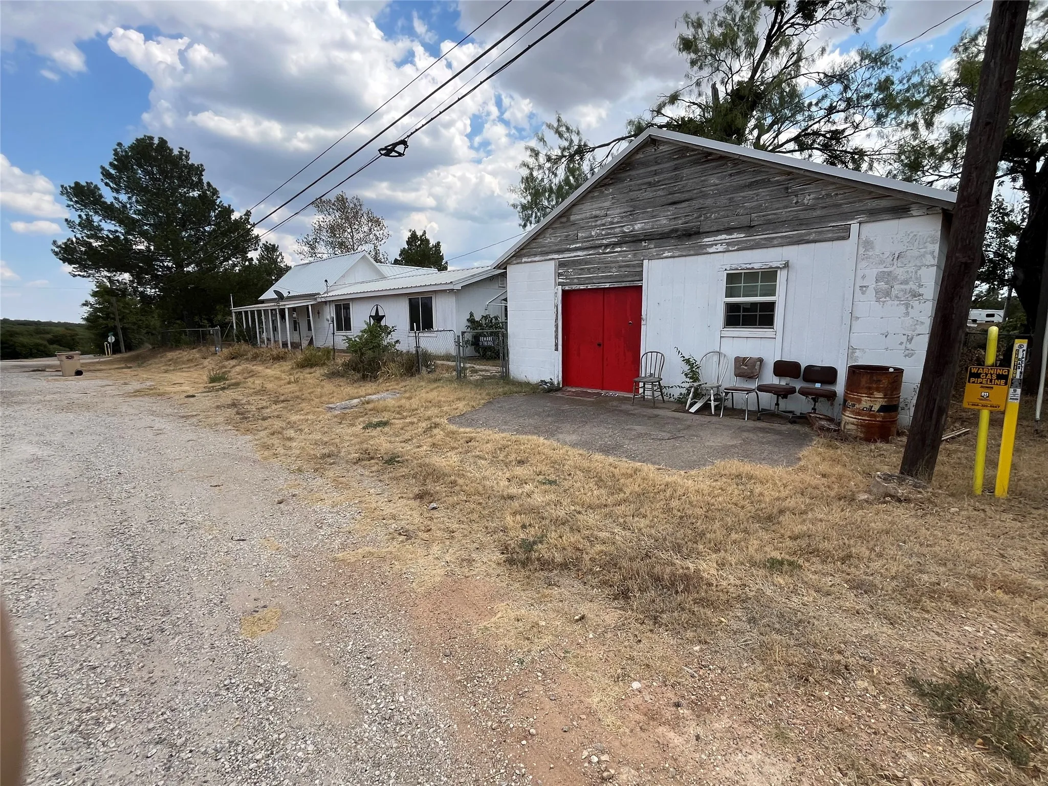 Single Family Residence For Sale in Callahan County , 541 E 3rd Street, Baird, Texas 79504, 2 Bedroom, 2 Bathroom, Garage spaces, 1,358 Sqft, built in 1950, mls#21368955, Real Estate Agent in Baird, Homes For Sale in Callahan county, Homes For Sale in Baird, Realtor in Baird Texas, Real Estate Brokerage Independent Realty Texas, Luminita Cordes Realtor