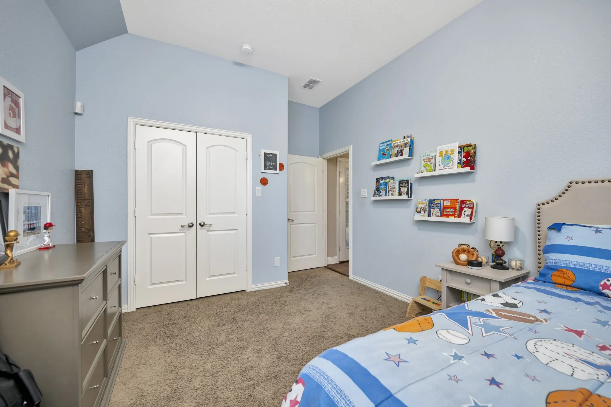 Single Family Residence For Sale in Tarrant County , 6956 Finch Drive, North Richland Hills, Texas 76182, 3 Bedroom, 3 Bathroom, 2 Garage spaces, 2,424 Sqft, built in 2012, mls#21373400, Real Estate Agent in North Richland Hills, Homes For Sale in Tarrant county, Homes For Sale in North Richland Hills, Realtor in North Richland Hills Texas, Real Estate Brokerage Independent Realty Texas, Luminita Cordes Realtor
