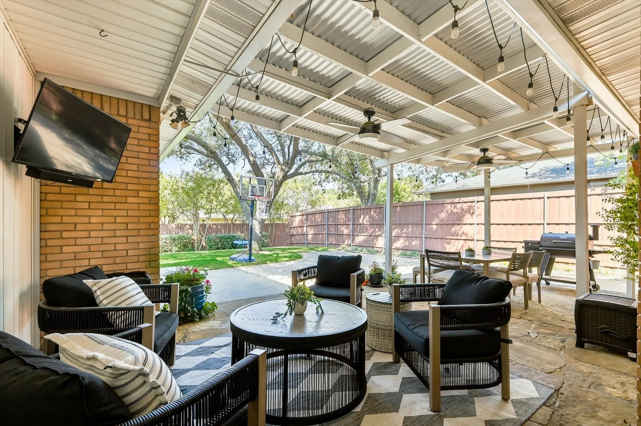 Single Family Residence For Sale in Dallas County , 614 Parkview Lane, Richardson, Texas 75080, 4 Bedroom, 3 Bathroom, 2 Garage spaces, 2,007 Sqft, built in 1964, mls#21373618, Real Estate Agent in Richardson, Homes For Sale in Dallas county, Homes For Sale in Richardson, Realtor in Richardson Texas, Real Estate Brokerage Independent Realty Texas, Luminita Cordes Realtor