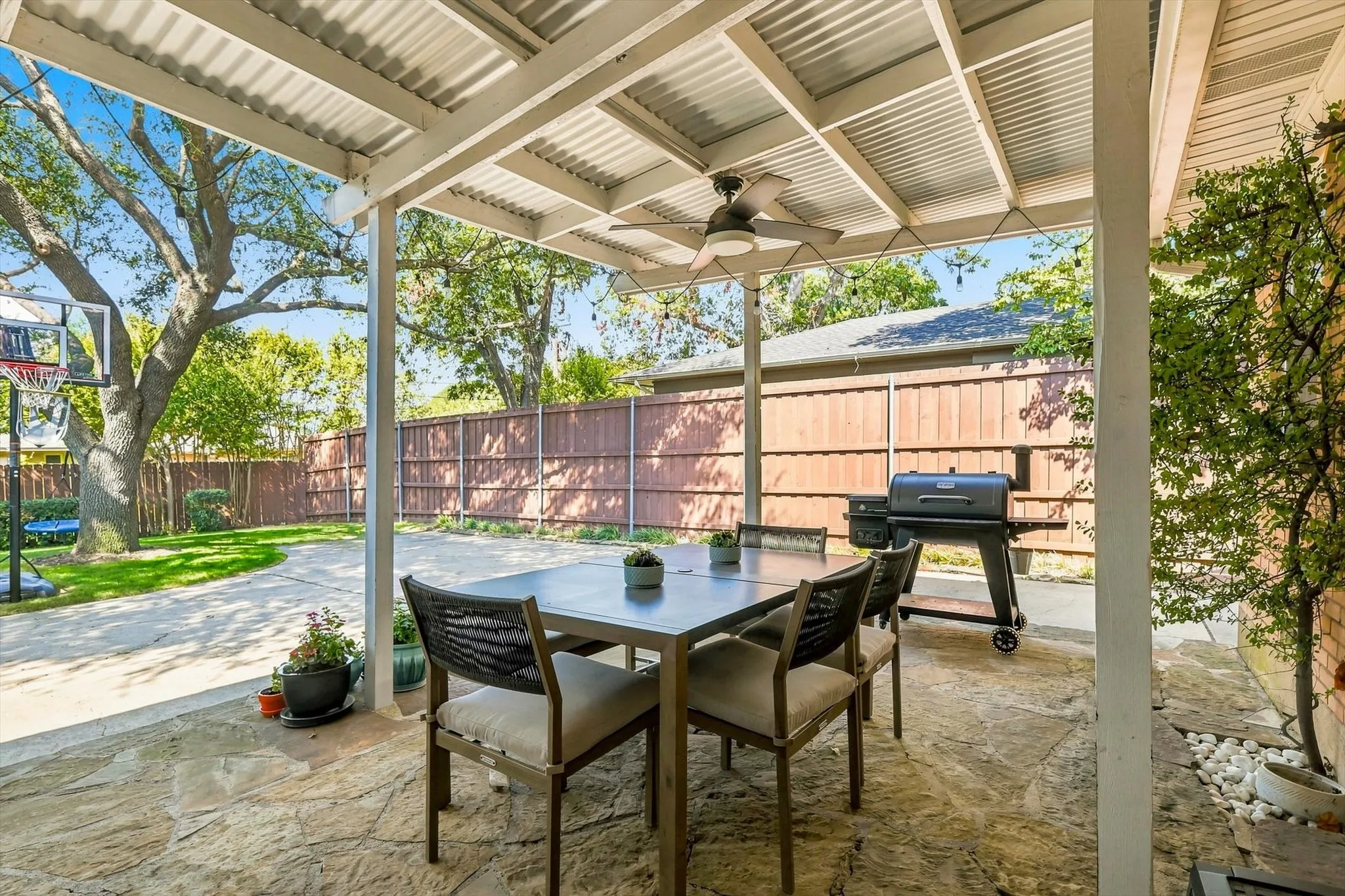Single Family Residence For Sale in Dallas County , 614 Parkview Lane, Richardson, Texas 75080, 4 Bedroom, 3 Bathroom, 2 Garage spaces, 2,007 Sqft, built in 1964, mls#21373618, Real Estate Agent in Richardson, Homes For Sale in Dallas county, Homes For Sale in Richardson, Realtor in Richardson Texas, Real Estate Brokerage Independent Realty Texas, Luminita Cordes Realtor