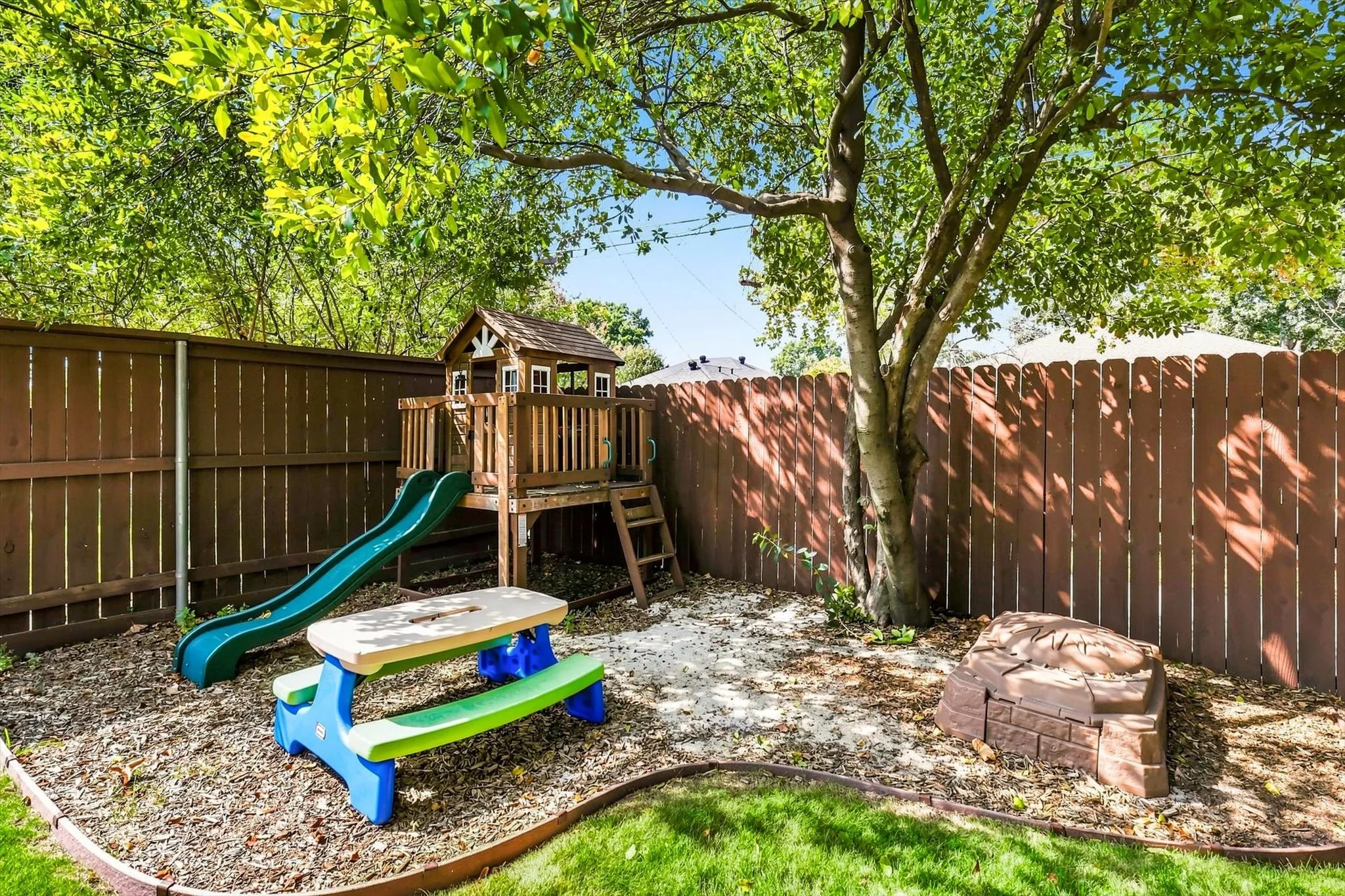 Single Family Residence For Sale in Dallas County , 614 Parkview Lane, Richardson, Texas 75080, 4 Bedroom, 3 Bathroom, 2 Garage spaces, 2,007 Sqft, built in 1964, mls#21373618, Real Estate Agent in Richardson, Homes For Sale in Dallas county, Homes For Sale in Richardson, Realtor in Richardson Texas, Real Estate Brokerage Independent Realty Texas, Luminita Cordes Realtor