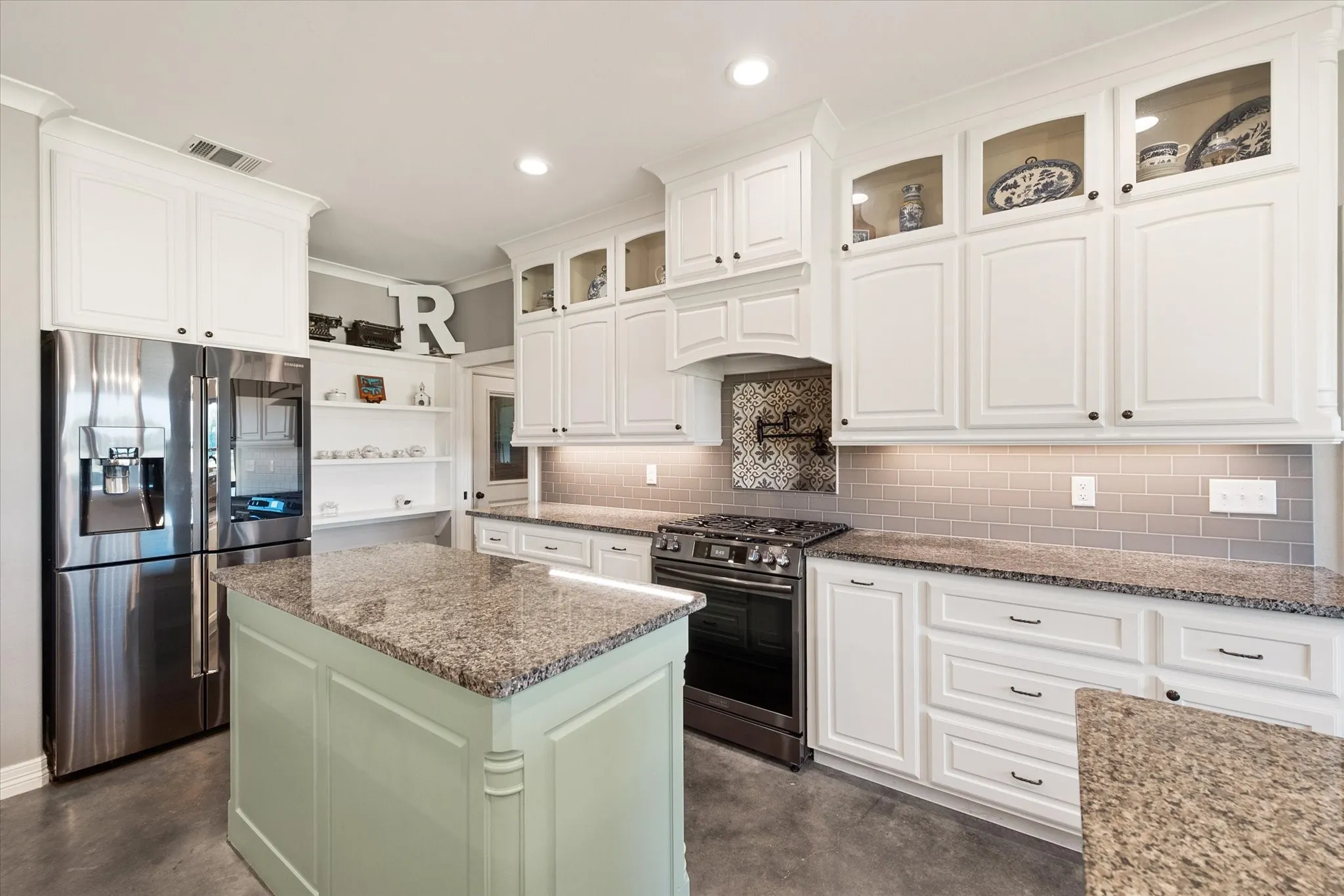 Single Family Residence For Sale in Navarro County , 193 Caddo Trail, Corsicana, Texas 75109, 3 Bedroom, 4 Bathroom, 2 Garage spaces, 2,287 Sqft, built in 2018, mls#21370238, Real Estate Agent in Corsicana, Homes For Sale in Navarro county, Homes For Sale in Corsicana, Realtor in Corsicana Texas, Real Estate Brokerage Independent Realty Texas, Luminita Cordes Realtor