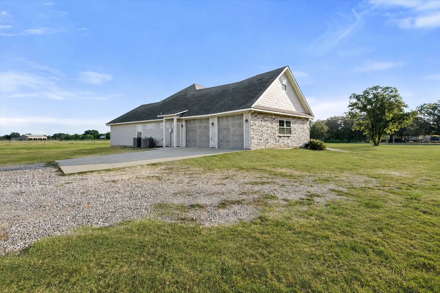 Single Family Residence For Sale in Navarro County , 193 Caddo Trail, Corsicana, Texas 75109, 3 Bedroom, 4 Bathroom, 2 Garage spaces, 2,287 Sqft, built in 2018, mls#21370238, Real Estate Agent in Corsicana, Homes For Sale in Navarro county, Homes For Sale in Corsicana, Realtor in Corsicana Texas, Real Estate Brokerage Independent Realty Texas, Luminita Cordes Realtor
